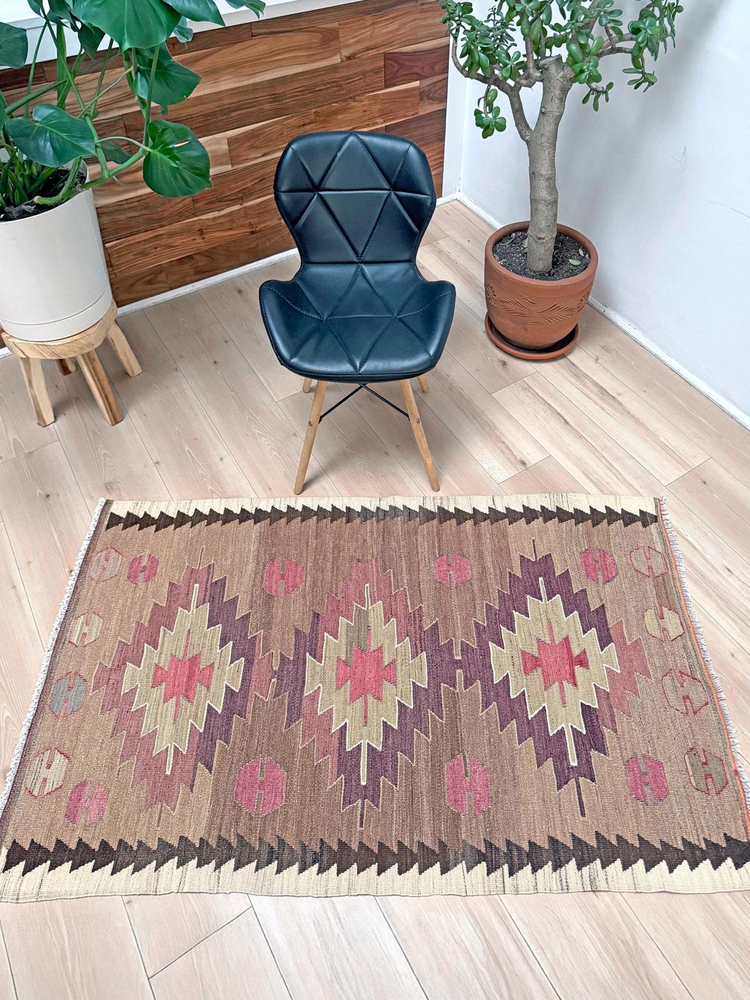 Tessuto a mano Kilim Mut Taupe e Plum - Tappeto tribale turco a trama piatta in stile Navajo (3'x5') in vendita