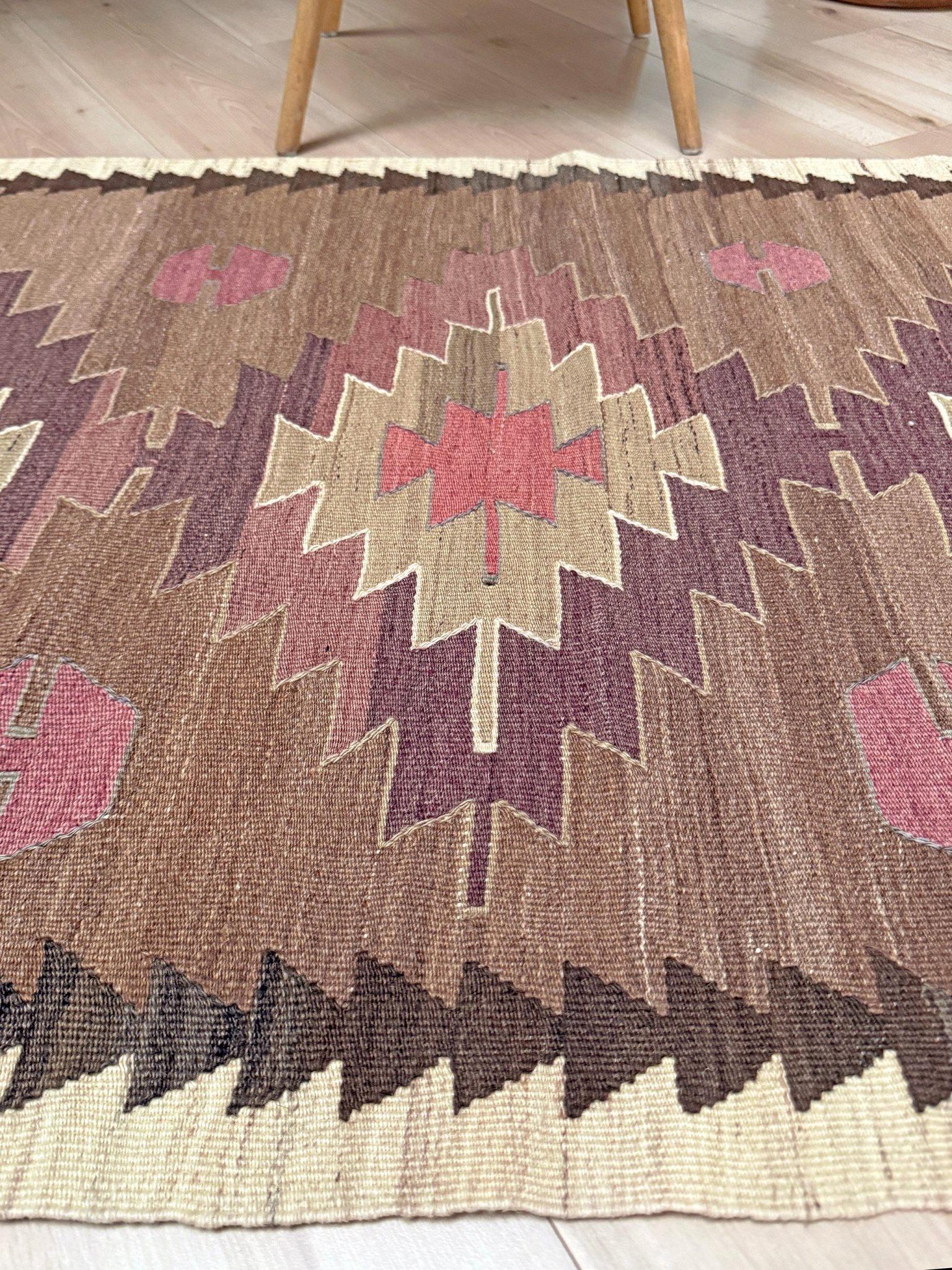 Kilim Mut Taupe e Plum - Tappeto tribale turco a trama piatta in stile Navajo (3'x5') In condizioni buone in vendita a Burlingame, CA