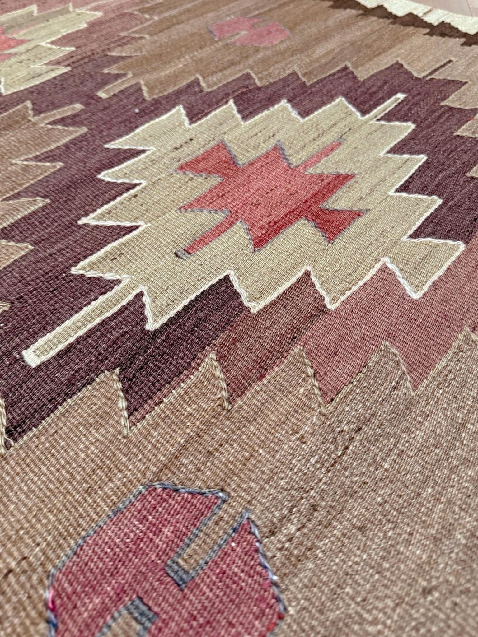Fine XX secolo Kilim Mut Taupe e Plum - Tappeto tribale turco a trama piatta in stile Navajo (3'x5') in vendita