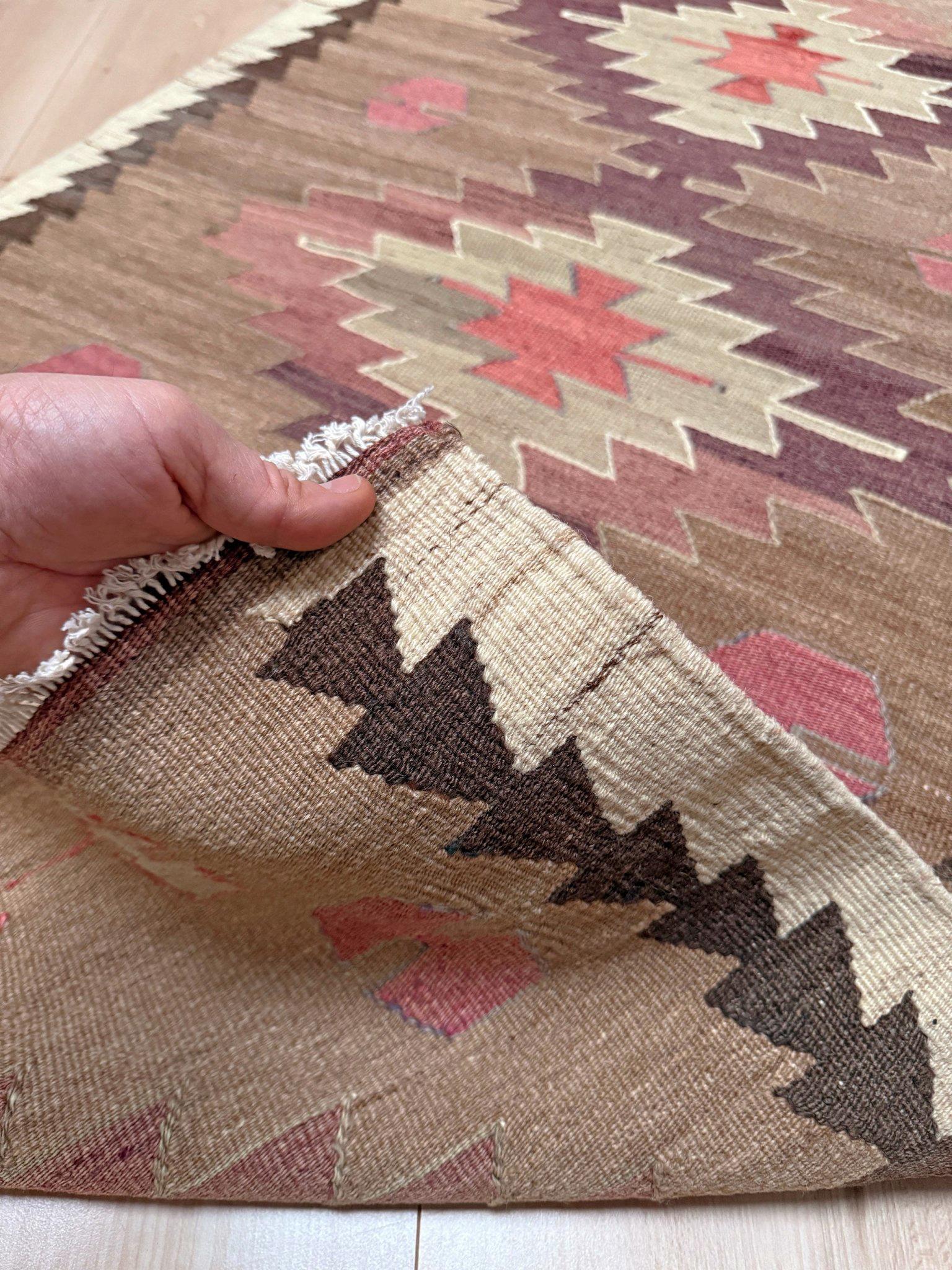 Lana Kilim Mut Taupe e Plum - Tappeto tribale turco a trama piatta in stile Navajo (3'x5') in vendita