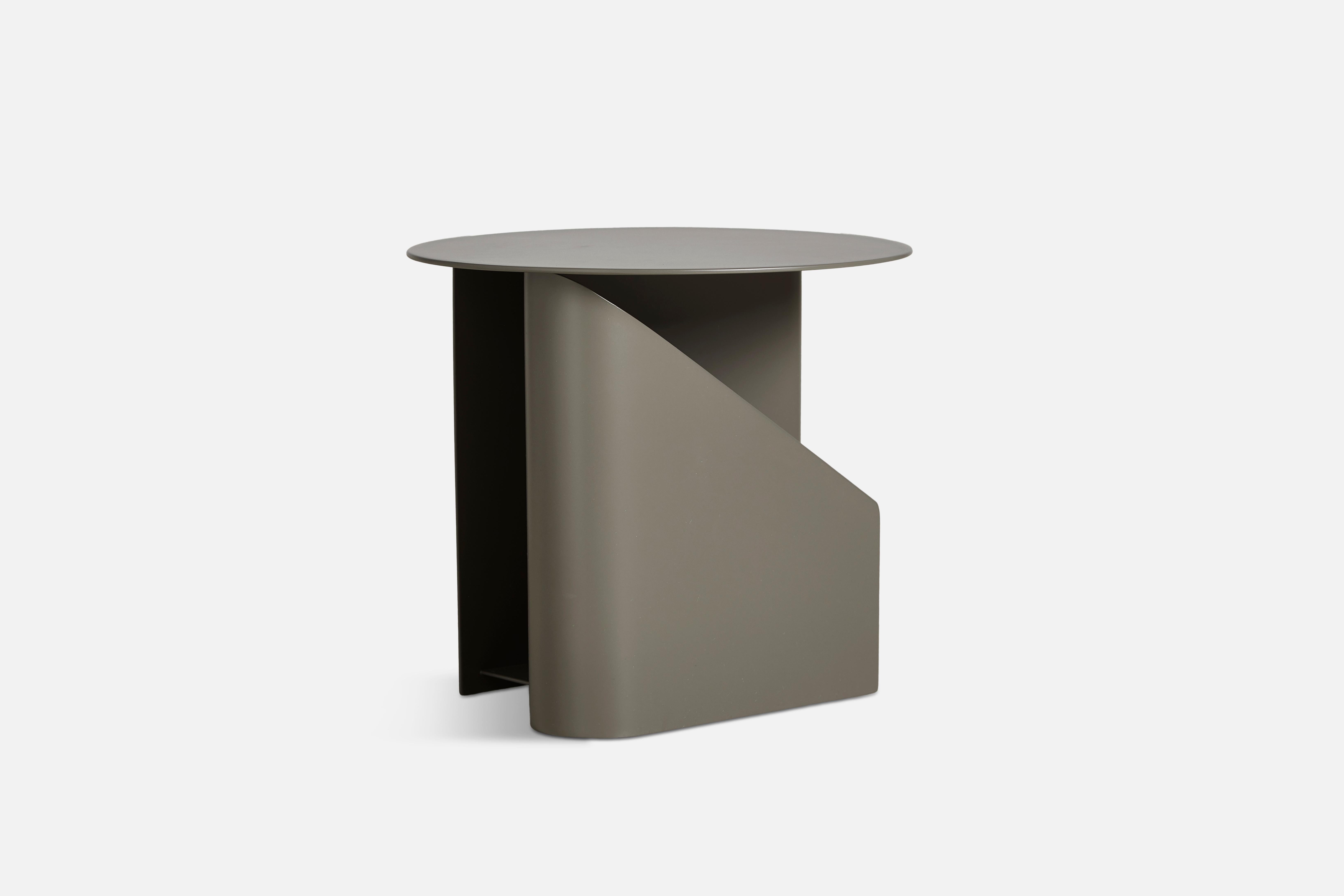 Taupe Sentrum side table by Schmahl +Schnippering
Materials: Metal
Dimensions: D 40 x W 40 x H 36 cm
Also available in different colours. Please contact us.

The founders, Mia and Torben Koed, decided to put their 30 years of experience into a