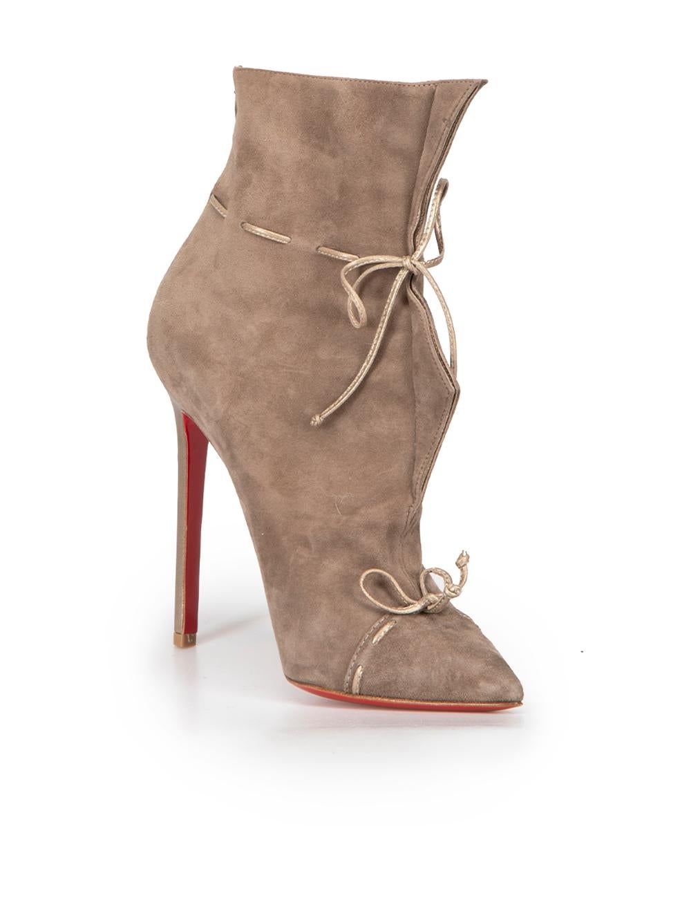 CONDITION is Very good. Minimal wear to shoes is evident. Small indent marks on bottom soles is evident on this used Christian Louboutin designer resale item. These shoes come with original box and dust bag.



Details


Taupe

Suede

Ankle