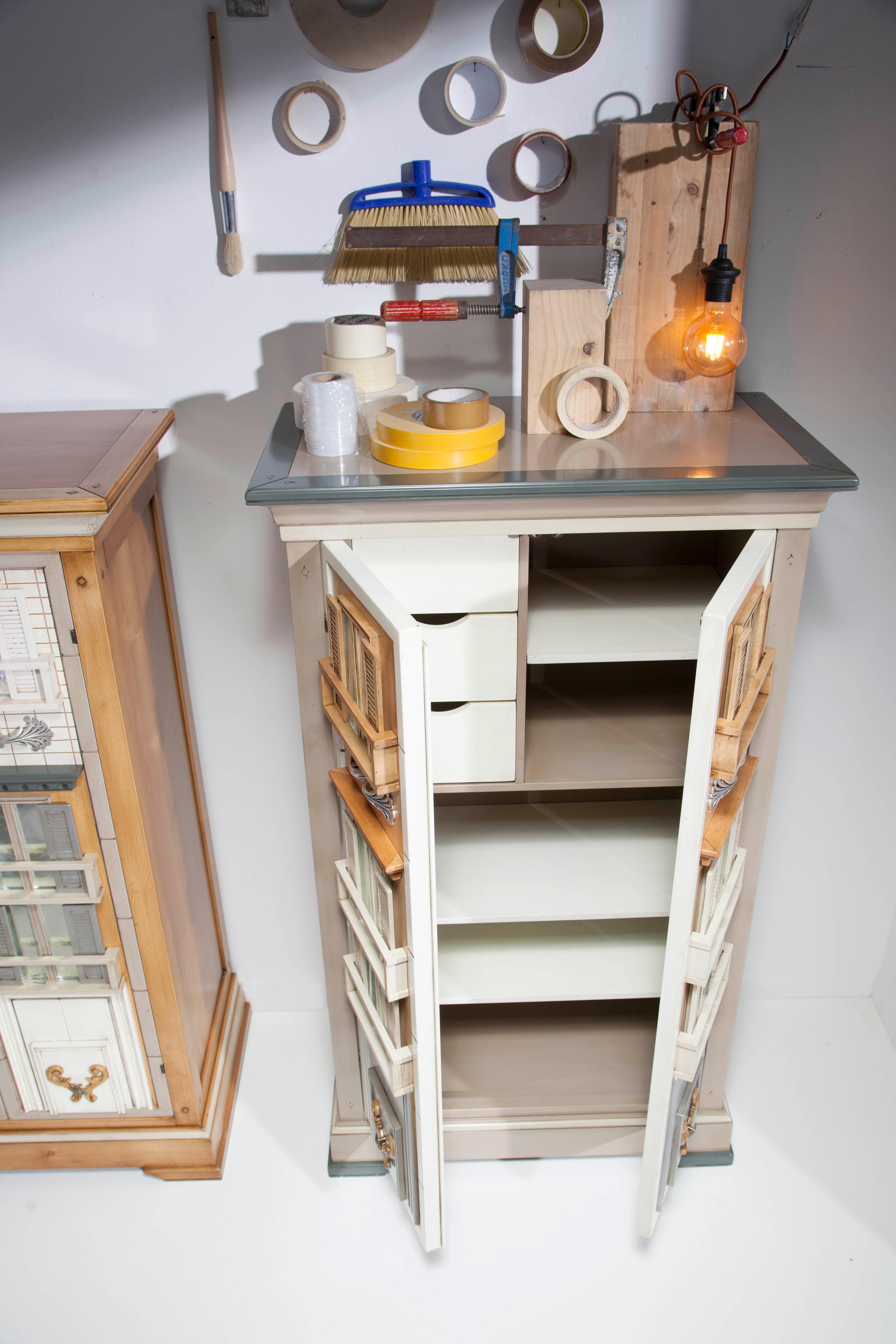 Taupefarbener Toscano-Schrank von Lola Glamour (21. Jahrhundert und zeitgenössisch) im Angebot