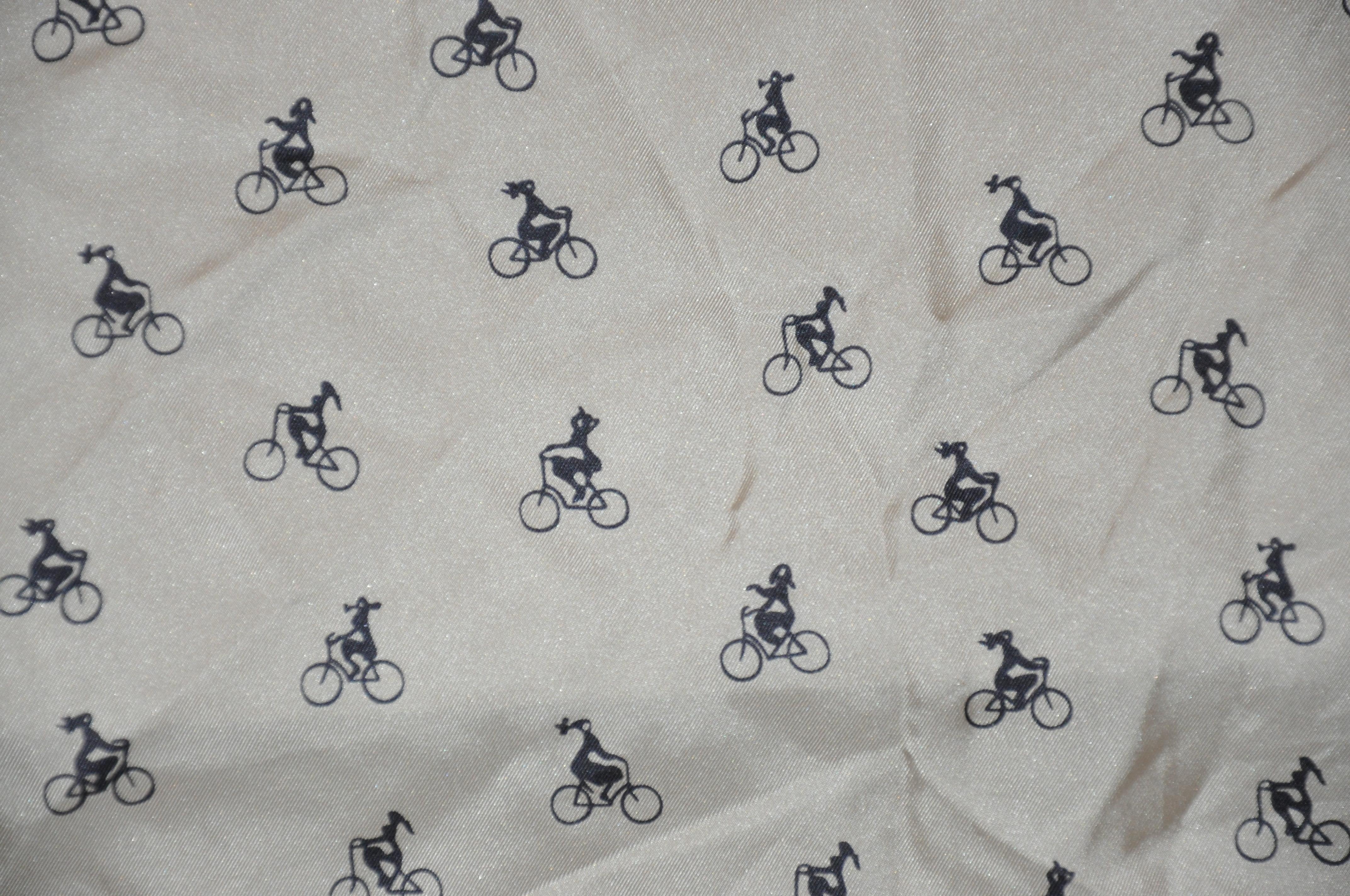 Taupe mit Mitternachtsblau „“Bicycle Riders““ mit Mitternachtsblau Bordüren Seidenschal (Beige) im Angebot
