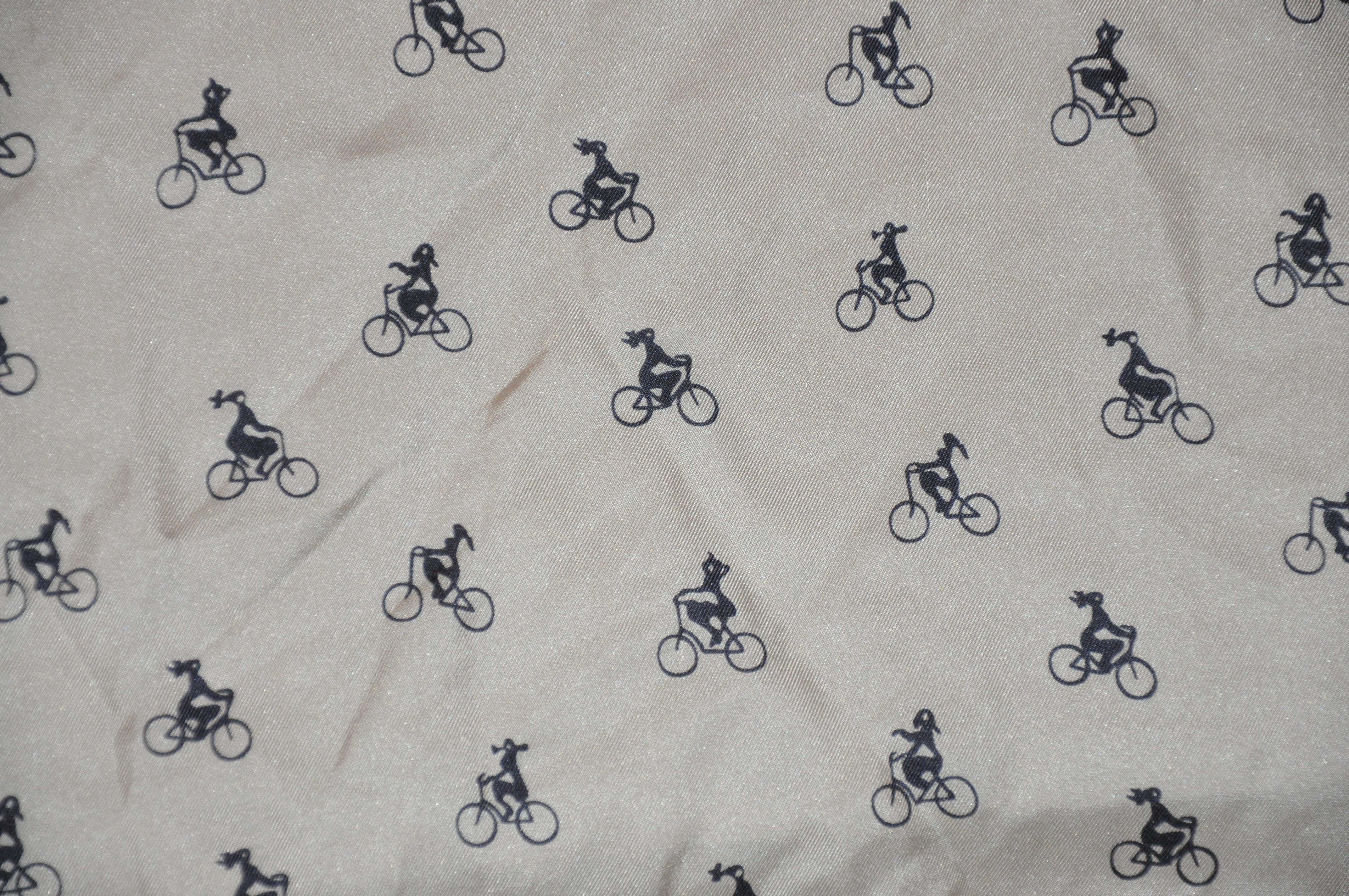 Taupe mit Mitternachtsblau „“Bicycle Riders““ mit Mitternachtsblau Bordüren Seidenschal im Zustand „Gut“ im Angebot in New York, NY