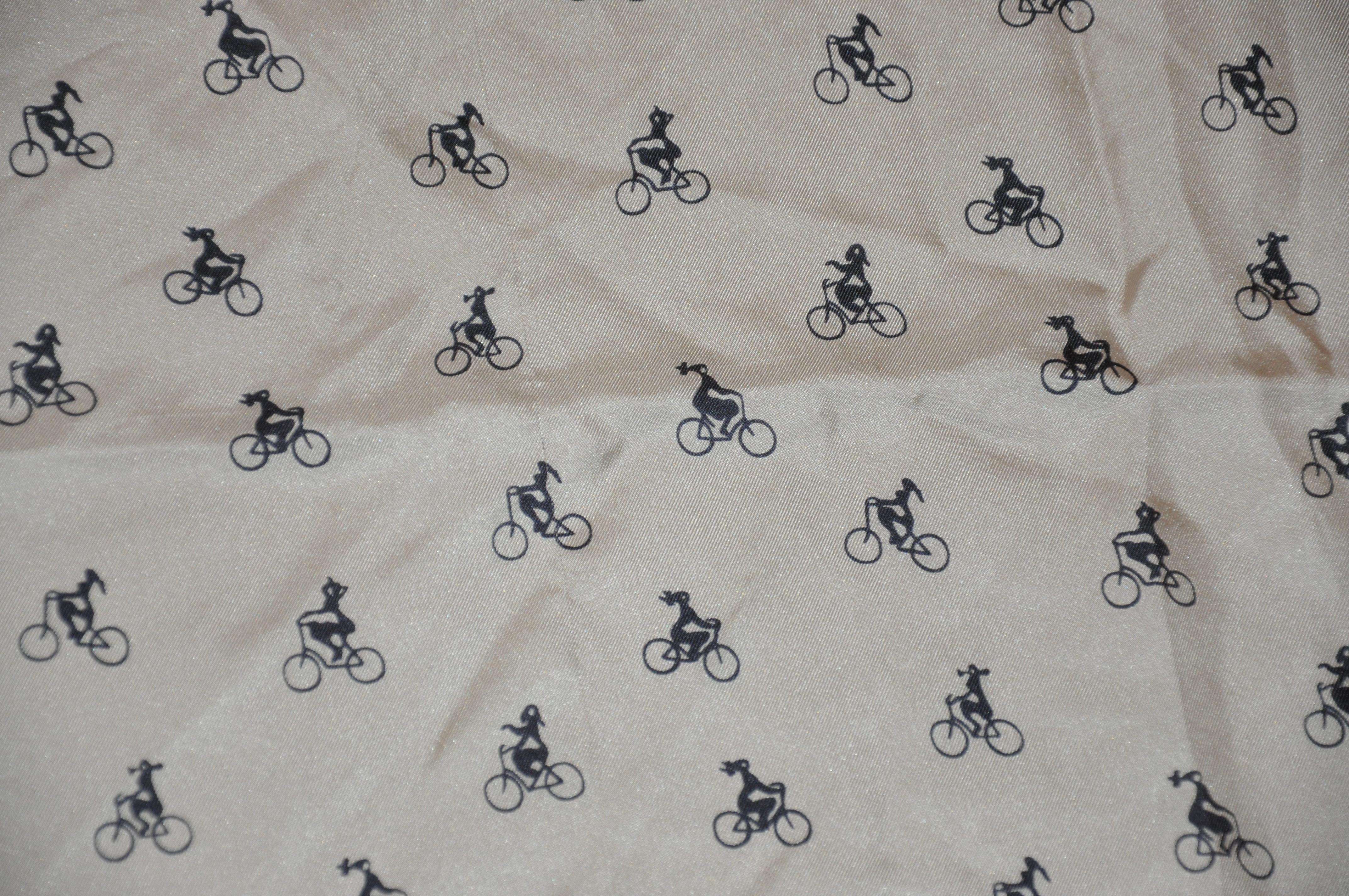 Taupe mit Mitternachtsblau „“Bicycle Riders““ mit Mitternachtsblau Bordüren Seidenschal im Angebot 1