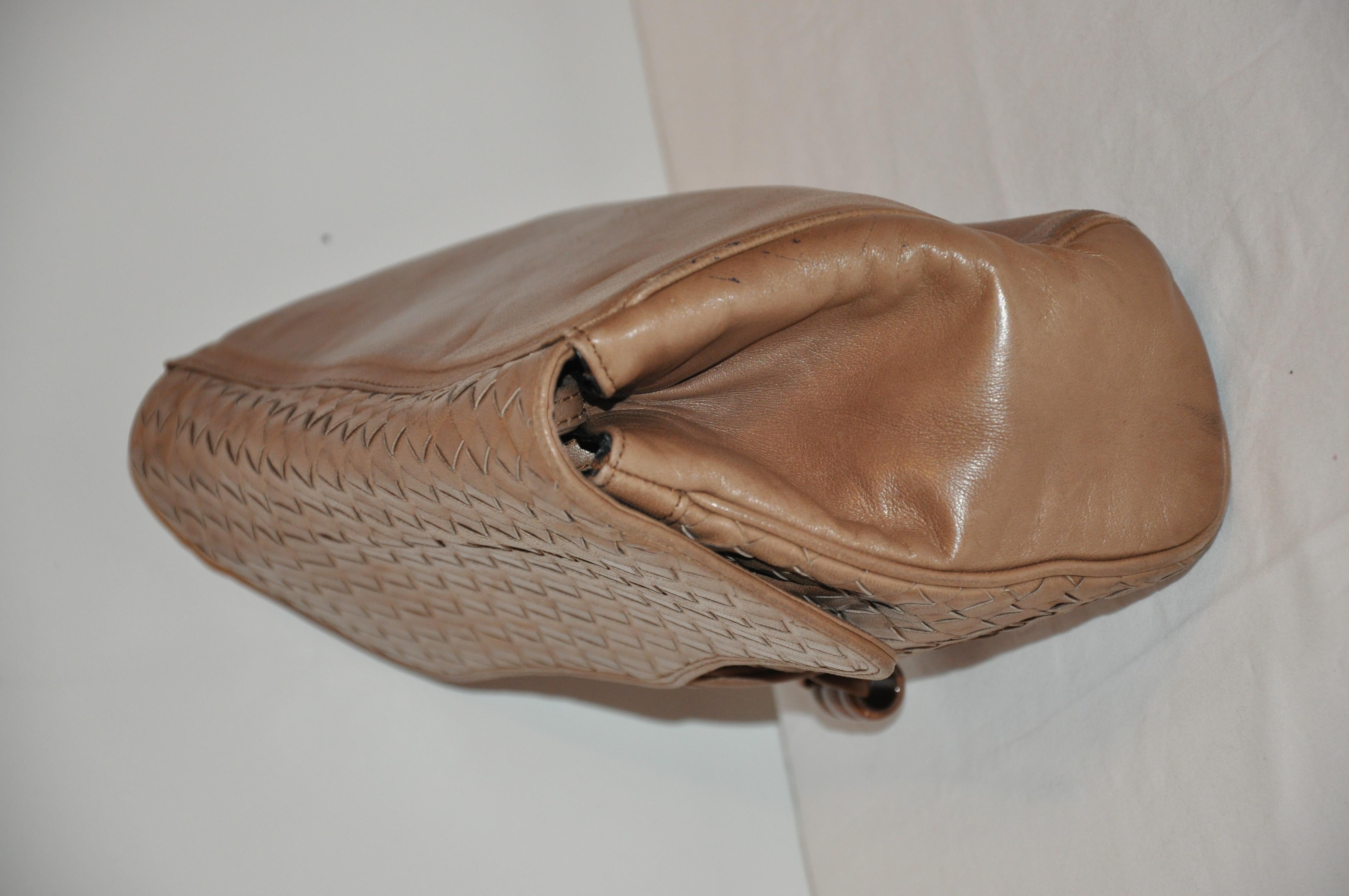 da uomo o donna Pochette o borsa a tracolla in pelle di agnello intrecciata color taupe con chiusura frontale opzionale in vendita