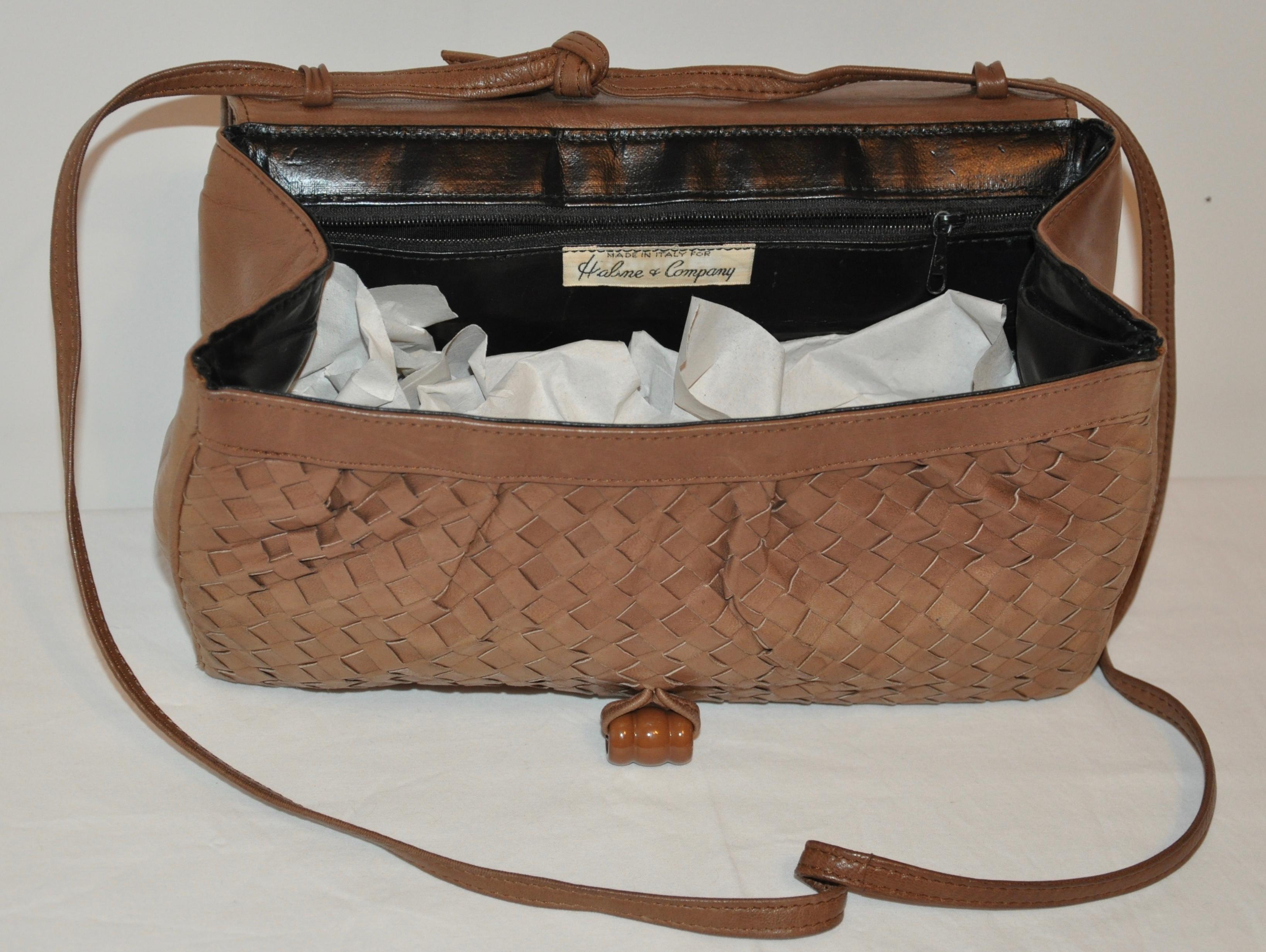 Pochette o borsa a tracolla in pelle di agnello intrecciata color taupe con chiusura frontale opzionale in vendita 3
