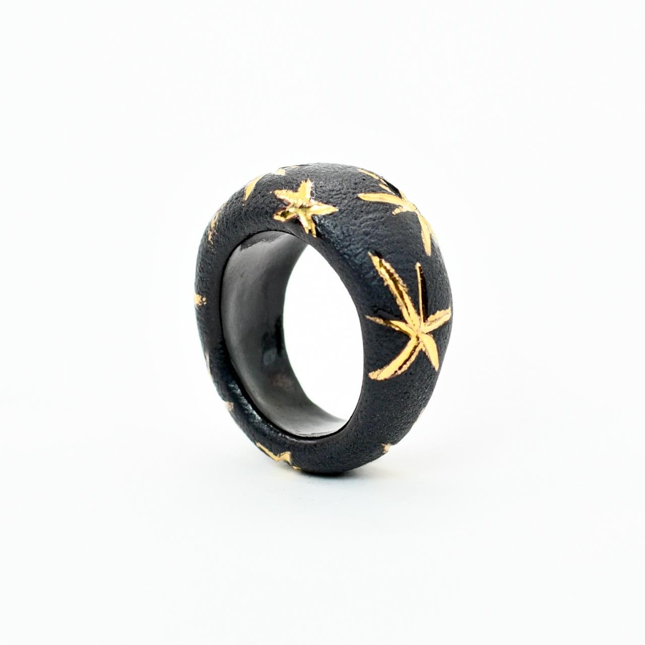 Porcelain  24K gold embellishment  Handmade in London

Experience opulence with the Tauri Black Porcelain Ring. Meticulously crafted from exquisite black onyx porcelain, its velvety matte surface beautifully juxtaposes with the graceful gleam of