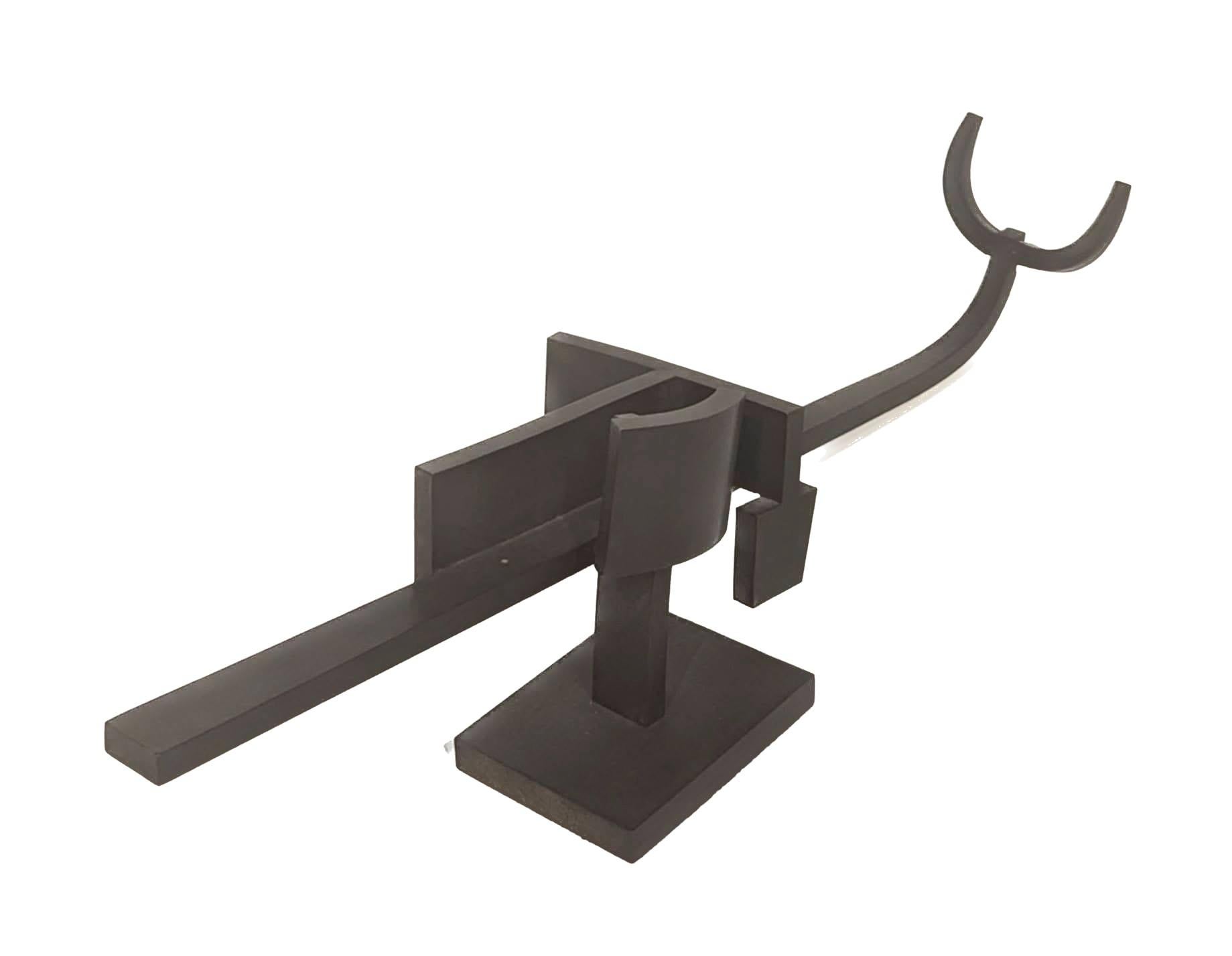 In offerta c'è una delle sculture in ferro invecchiato di Faustino Aizkorbe, creata nel 2000. Il fondo è rivestito in feltro per evitare che le superfici si graffino. 

Titolo: Tauro A

Misure: 4,25