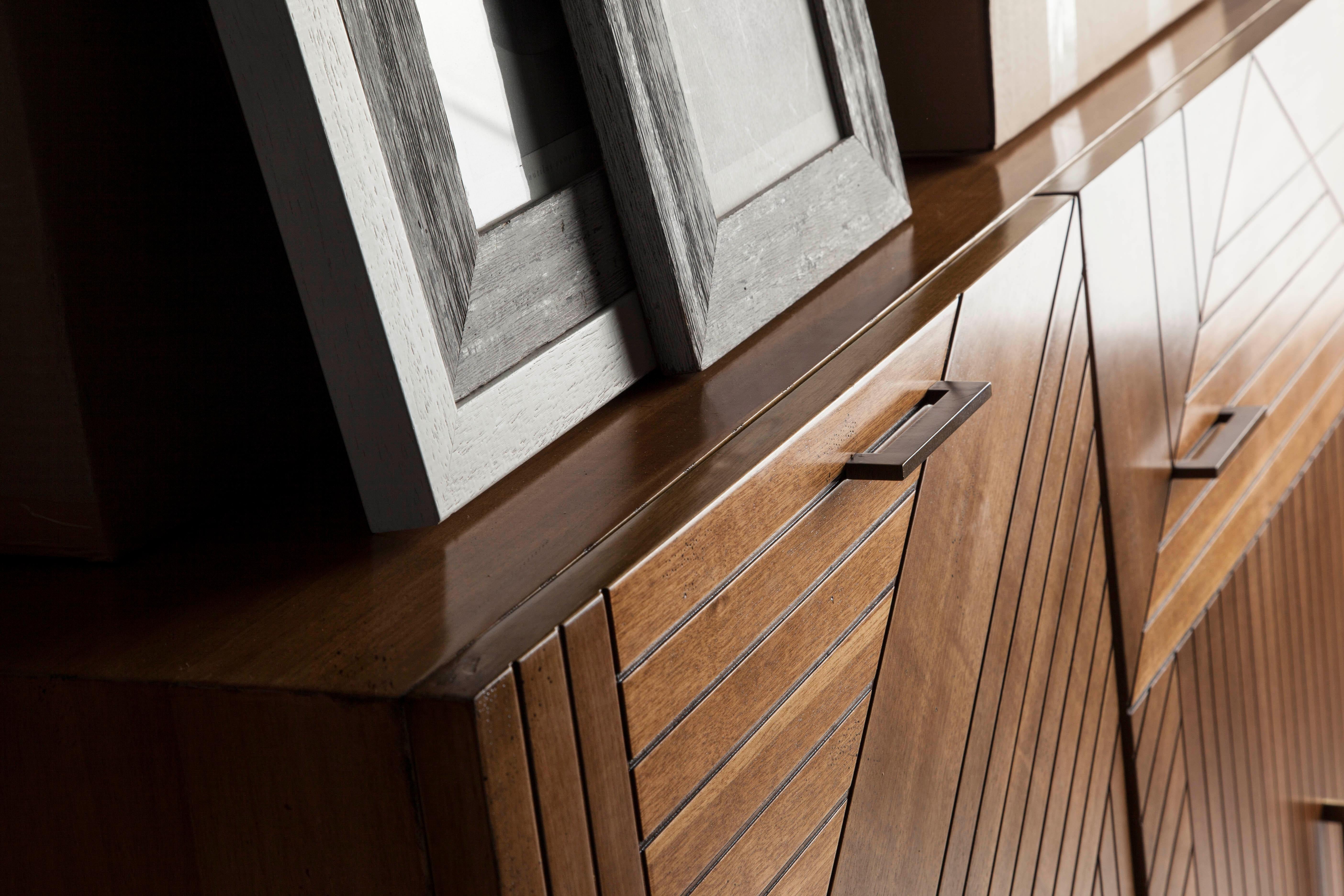 Spagnolo Armadio in legno Tauro di Lola Glamour in vendita