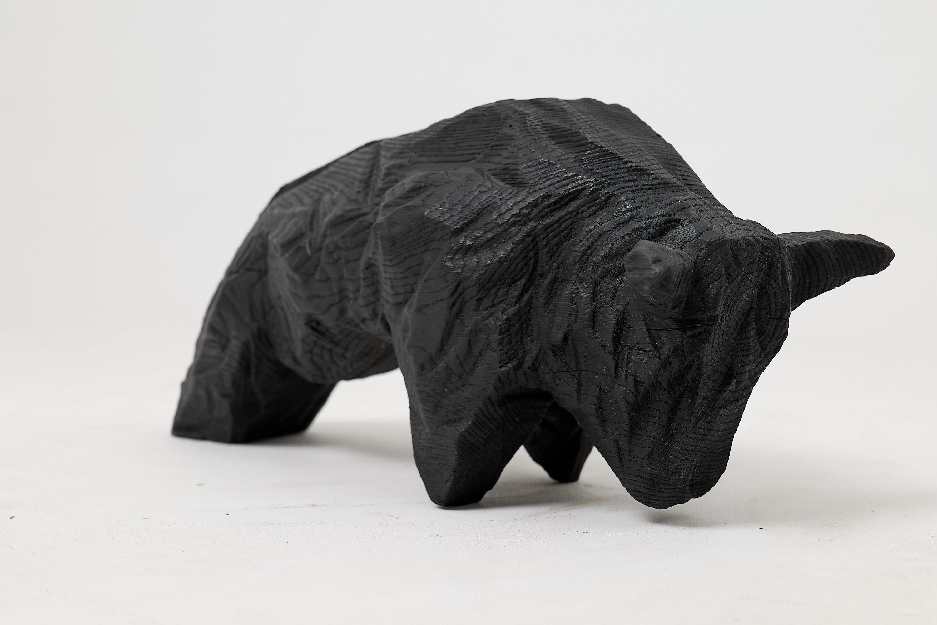 Taurus, scolpito con la motosega, Burnt Oak in vendita 4