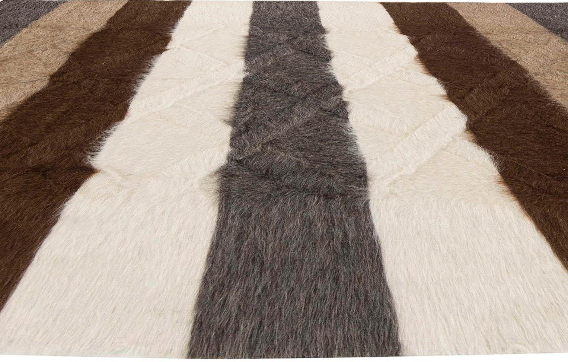 Moderner gestreifter Teppich aus der Taurus-Kollektion aus Ziegenhaar von Doris Leslie Blau (Handgewebt) im Angebot