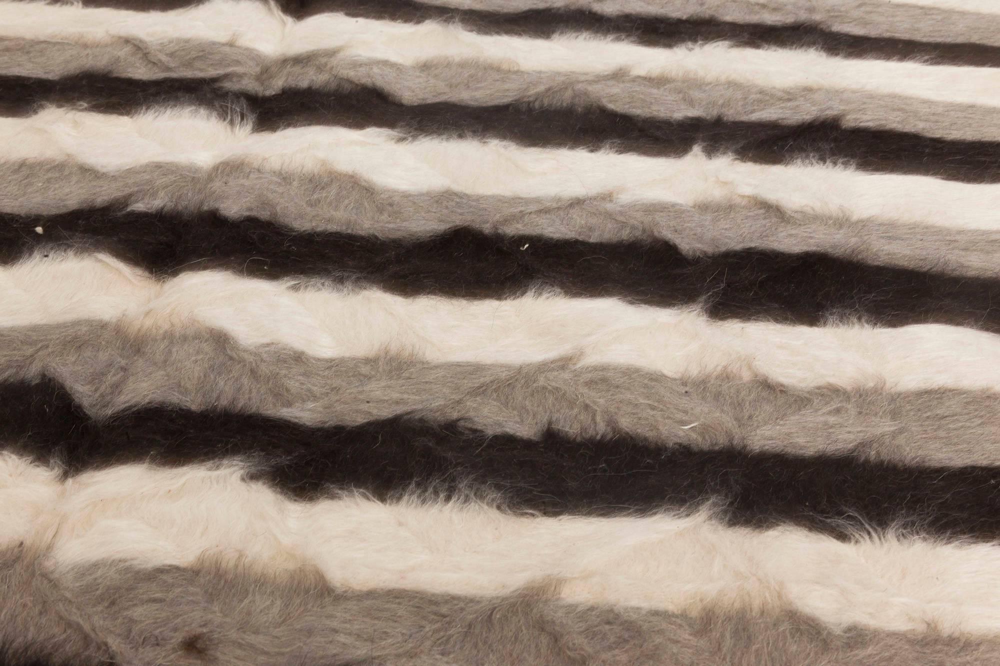 Alfombra moderna de pelo de cabra a rayas Taurus Collection de Doris Leslie Blau Turco en venta