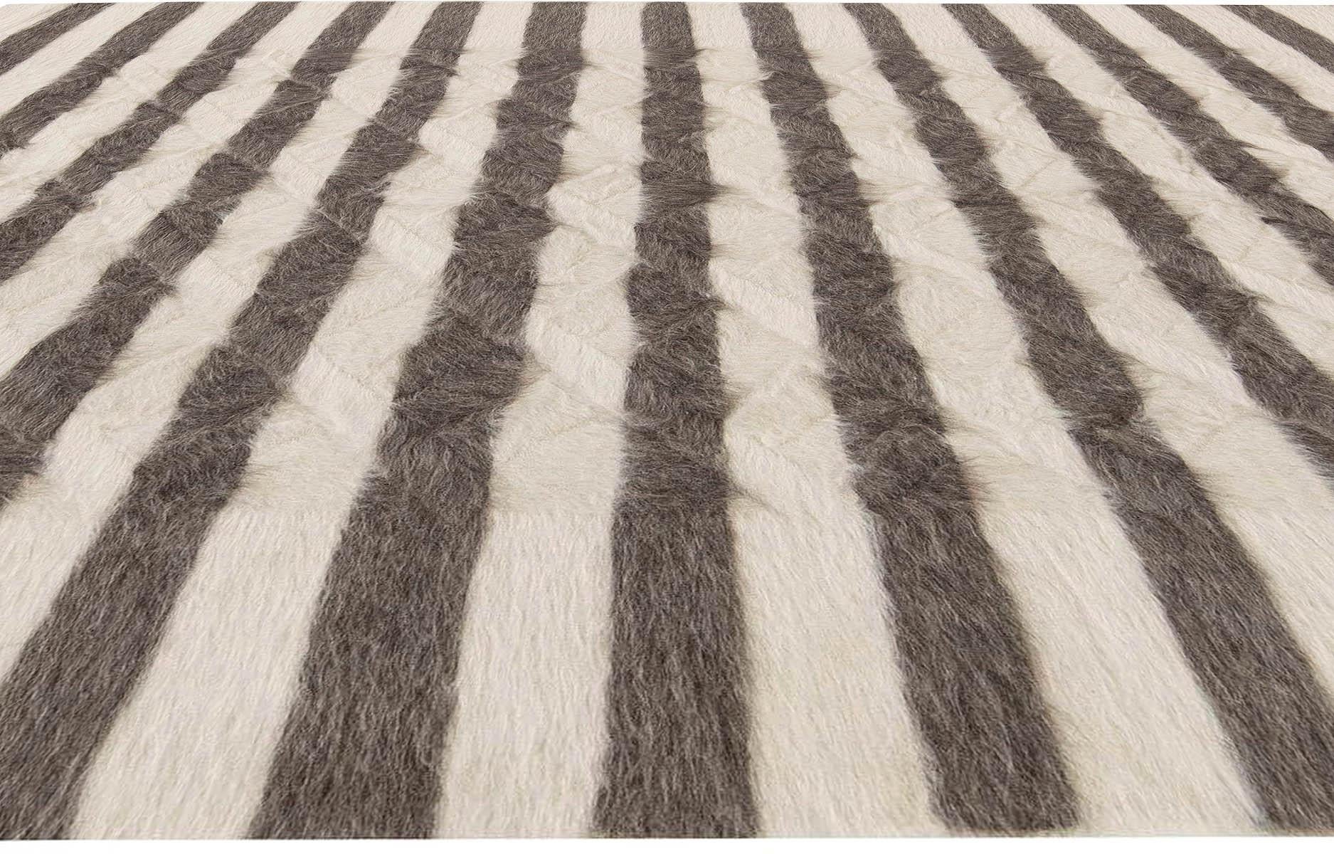 Turc Tapis à rayures moderne en poils de chèvre de la collection Taurus de Doris Leslie Blau en vente