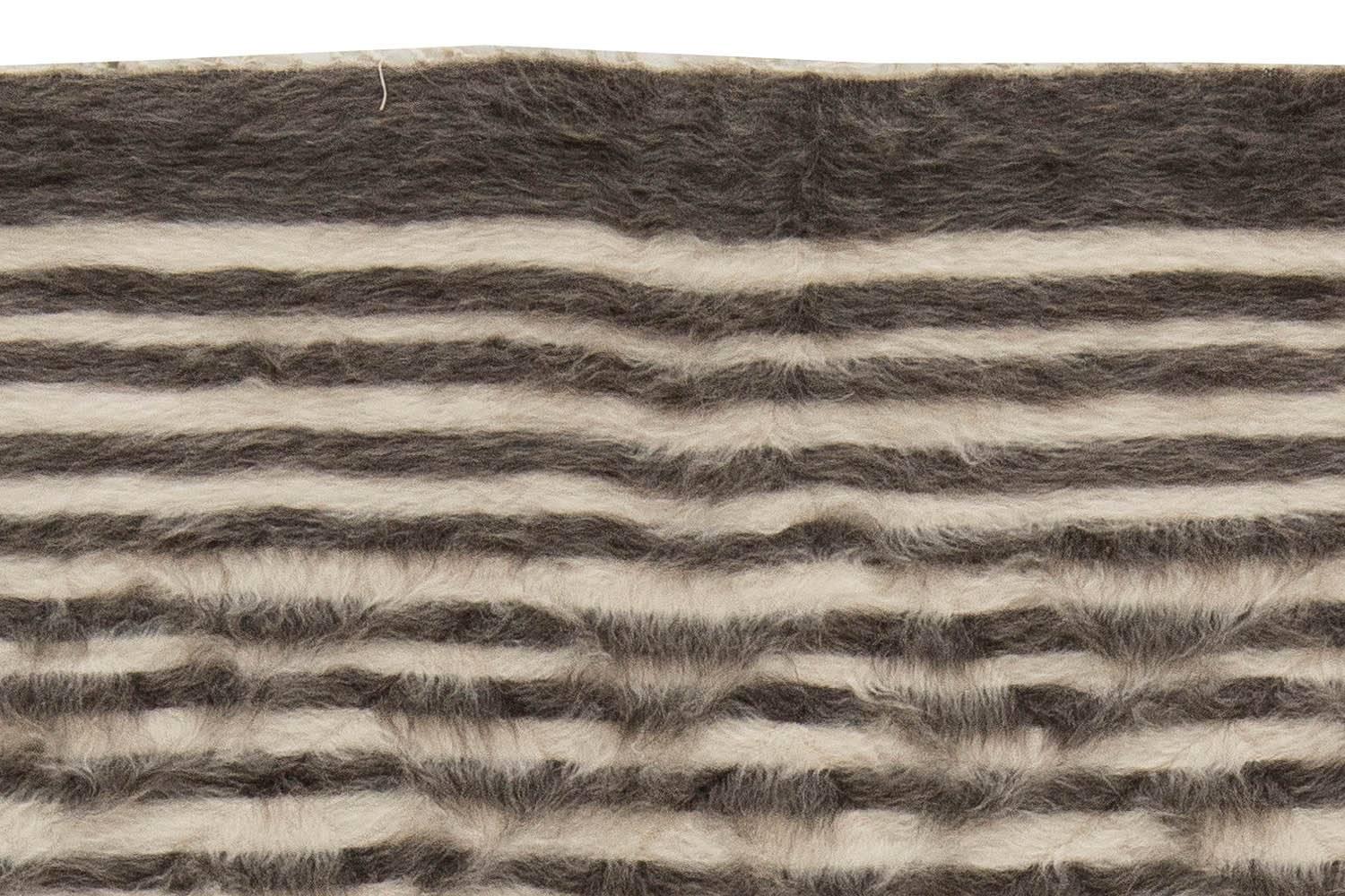 Noué à la main Tapis à rayures moderne en poils de chèvre de la collection Taurus de Doris Leslie Blau en vente