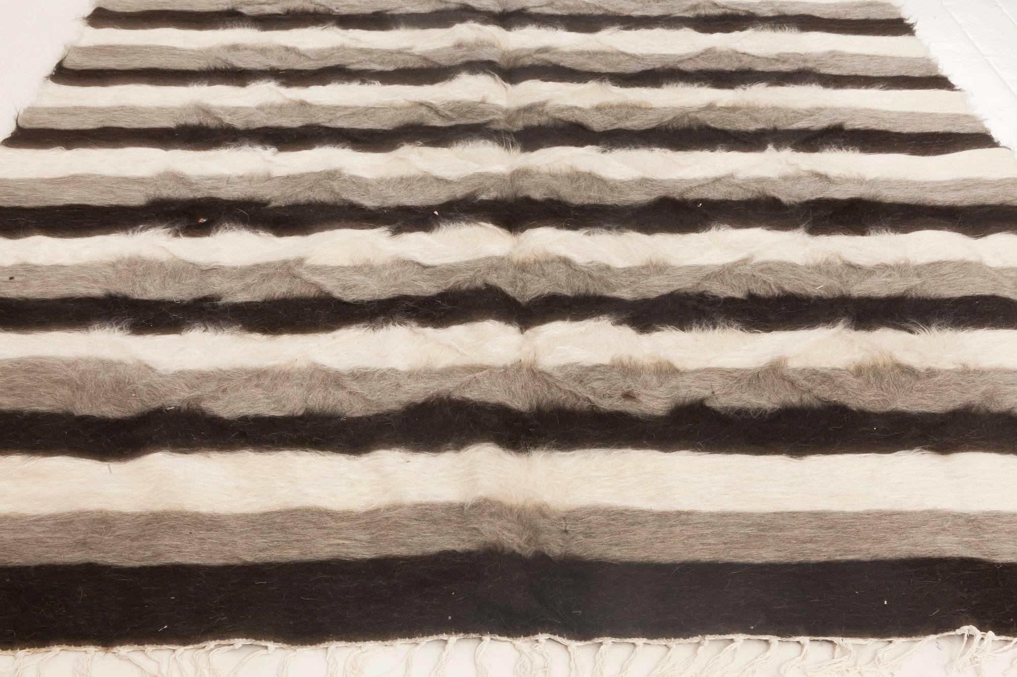 Alfombra moderna de pelo de cabra a rayas Taurus Collection de Doris Leslie Blau Anudado a mano en venta