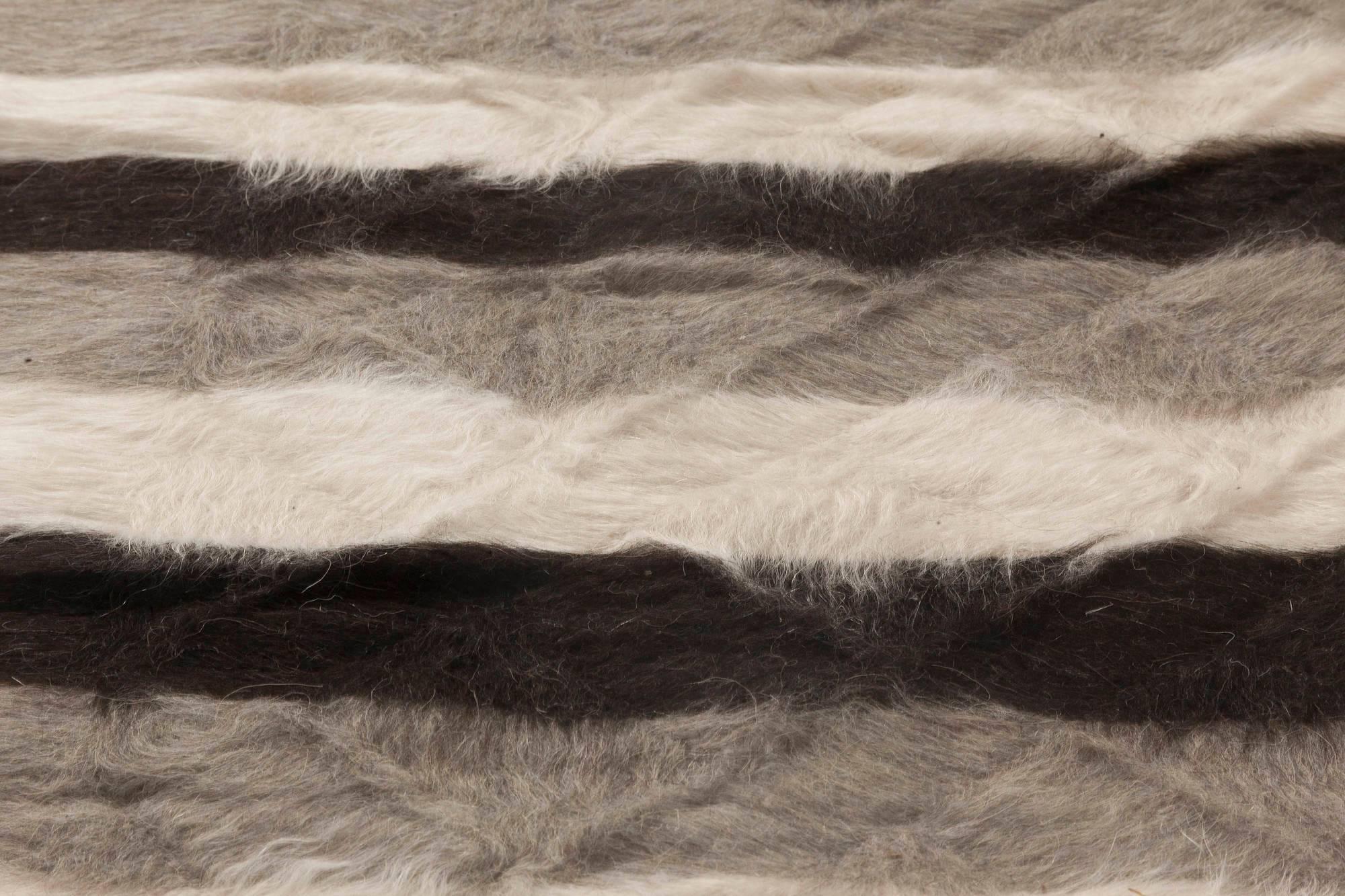 Moderner gestreifter Teppich aus der Taurus-Kollektion aus Ziegenhaar von Doris Leslie Blau (21. Jahrhundert und zeitgenössisch) im Angebot