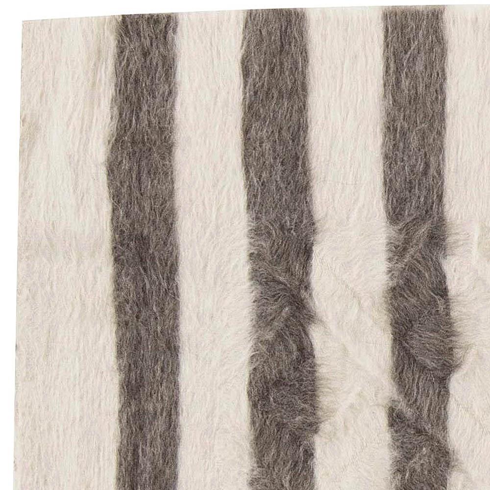 XXIe siècle et contemporain Tapis à rayures moderne en poils de chèvre de la collection Taurus de Doris Leslie Blau en vente