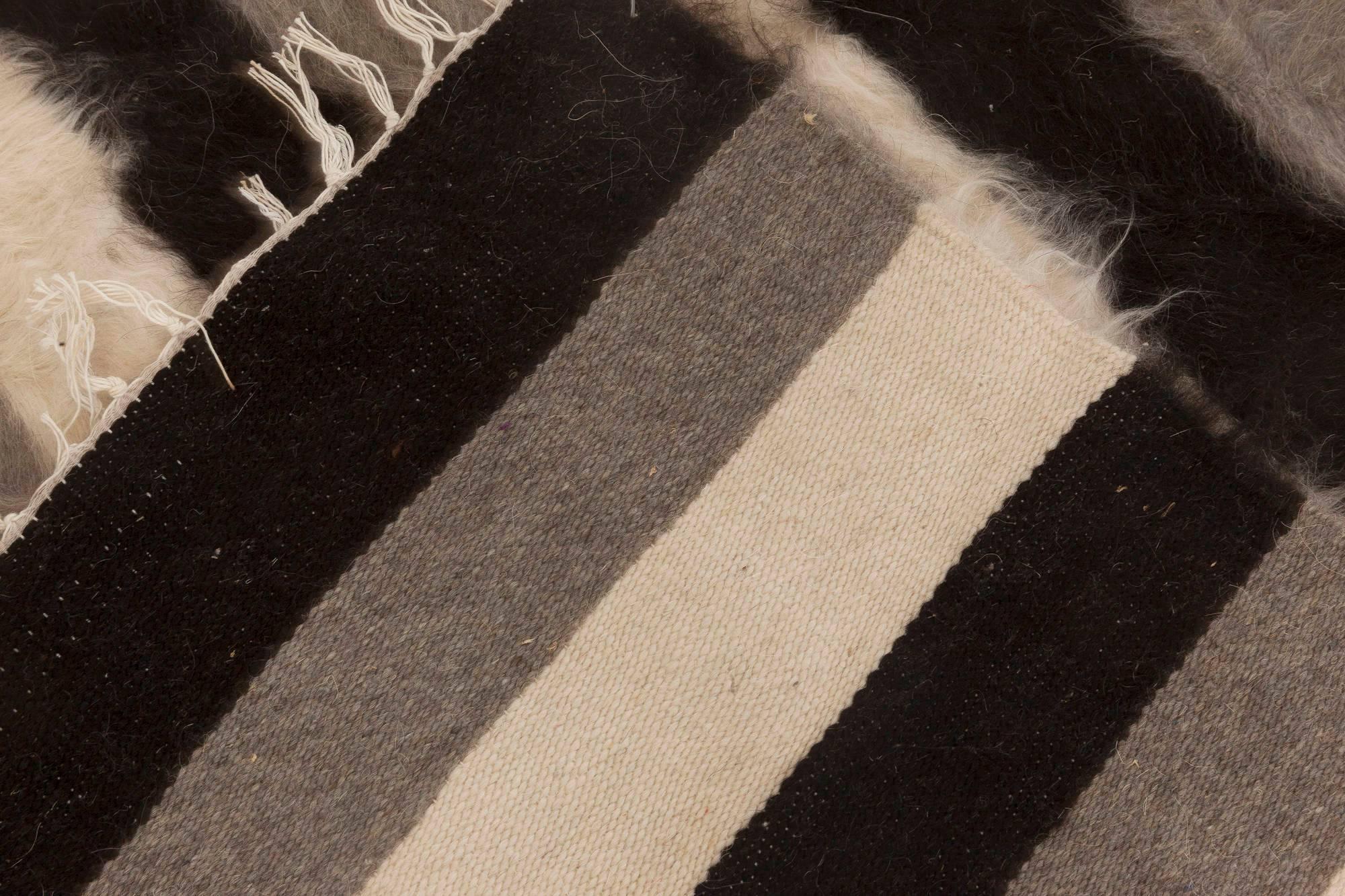 Moderner gestreifter Teppich aus der Taurus-Kollektion aus Ziegenhaar von Doris Leslie Blau im Angebot 2