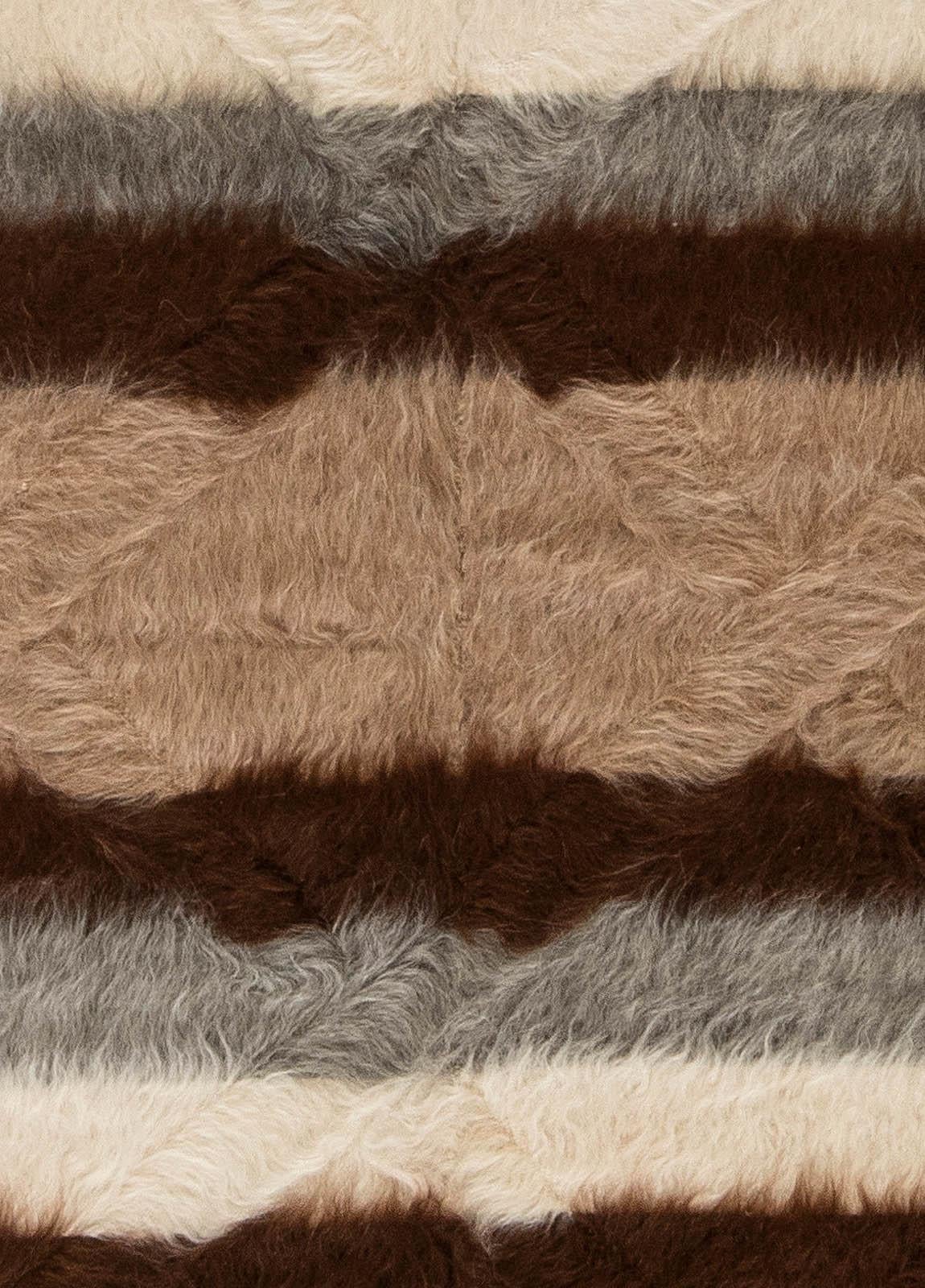 Collection Taurus tapis moderne en poil de chèvre rayé fait main par Doris Leslie Blau
Taille : 5'4
