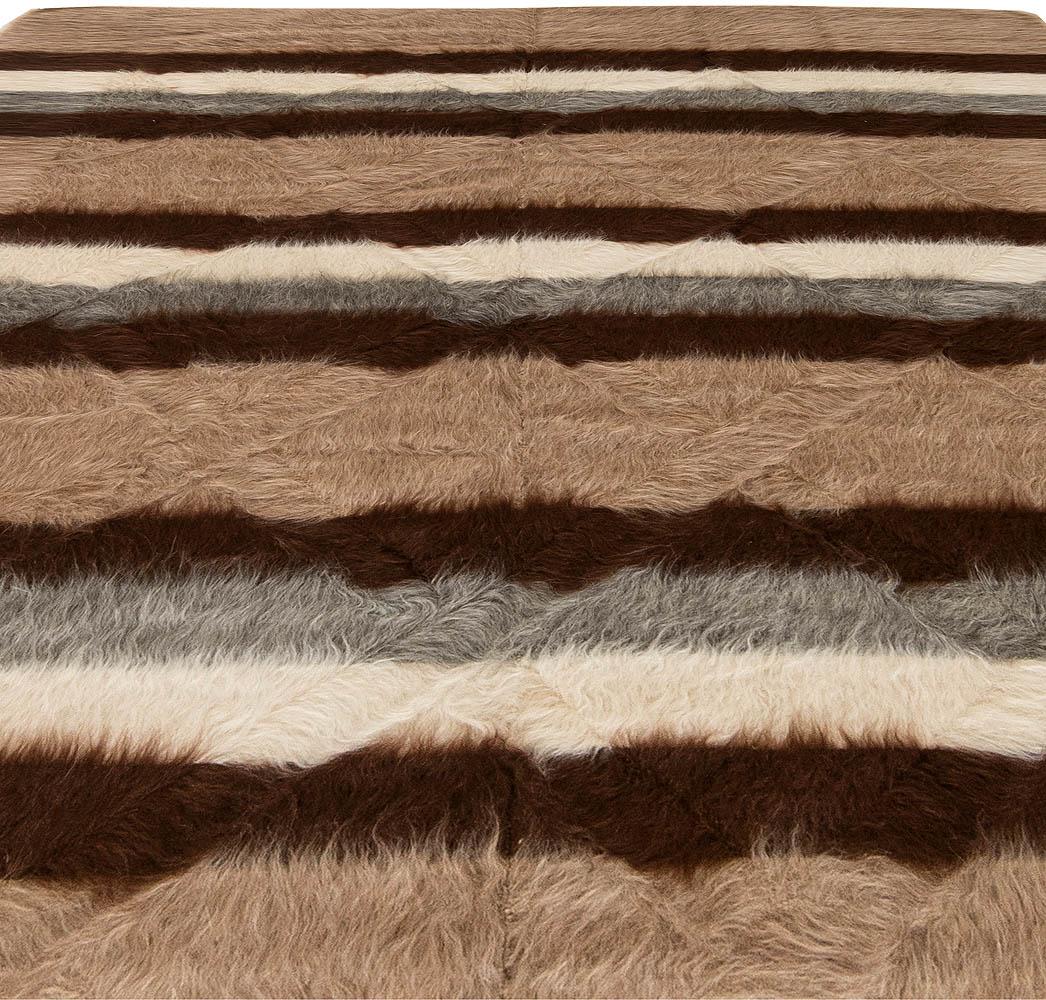 Colección Taurus Alfombra moderna de pelo de cabra a rayas hecha a mano por Doris Leslie Blau Moderno en venta