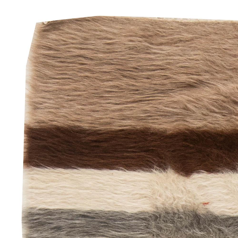 XXIe siècle et contemporain Tapis rayé moderne en poils de chèvre fait à la main par Doris Leslie Blau, collection Taurus en vente