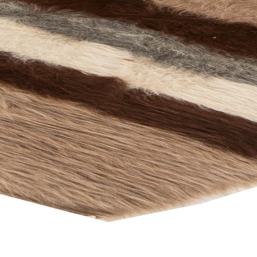 Modern gestreifter handgefertigter Teppich aus der Taurus-Kollektion aus Ziegenhaar von Doris Leslie Blau im Angebot 1