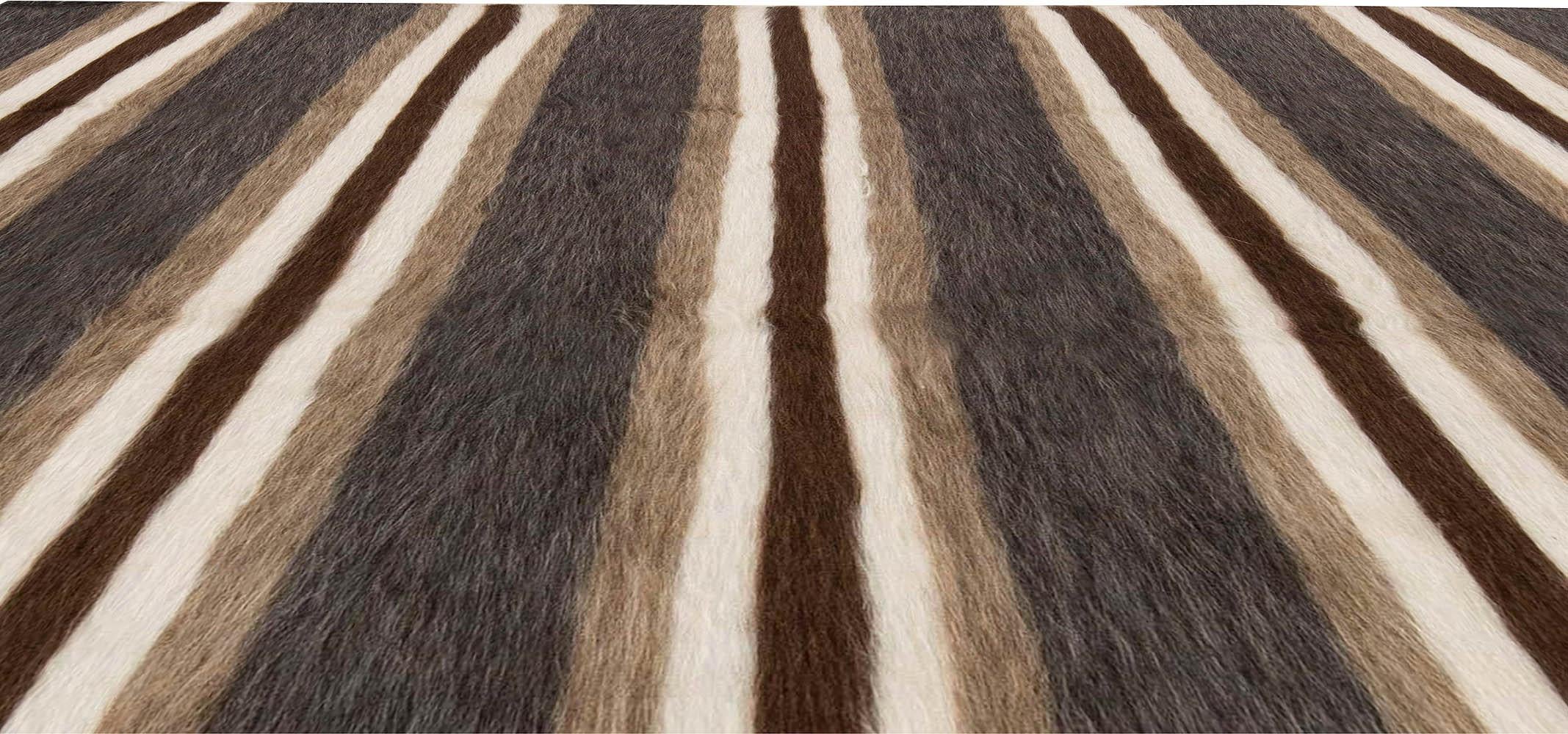 Moderne Tapis rayé marron, blanc, gris et en poils de chèvre de la collection Taurus de Doris Leslie Blau en vente