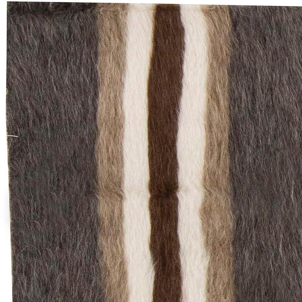 XXIe siècle et contemporain Tapis rayé marron, blanc, gris et en poils de chèvre de la collection Taurus de Doris Leslie Blau en vente