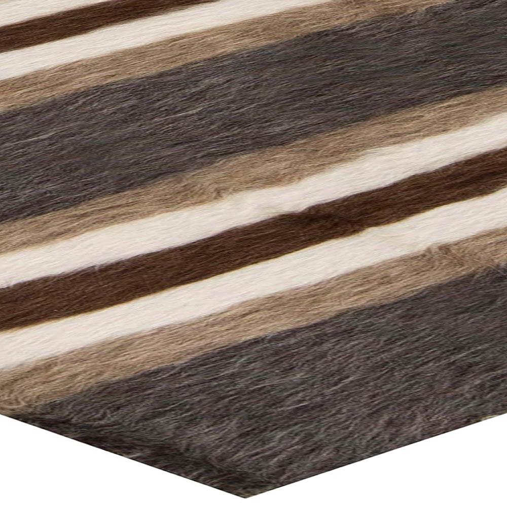 Gestreifter Teppich aus der Taurus-Kollektion in Braun, Weiß, Grau und Ziegenhaar von Doris Leslie Blau im Angebot 1