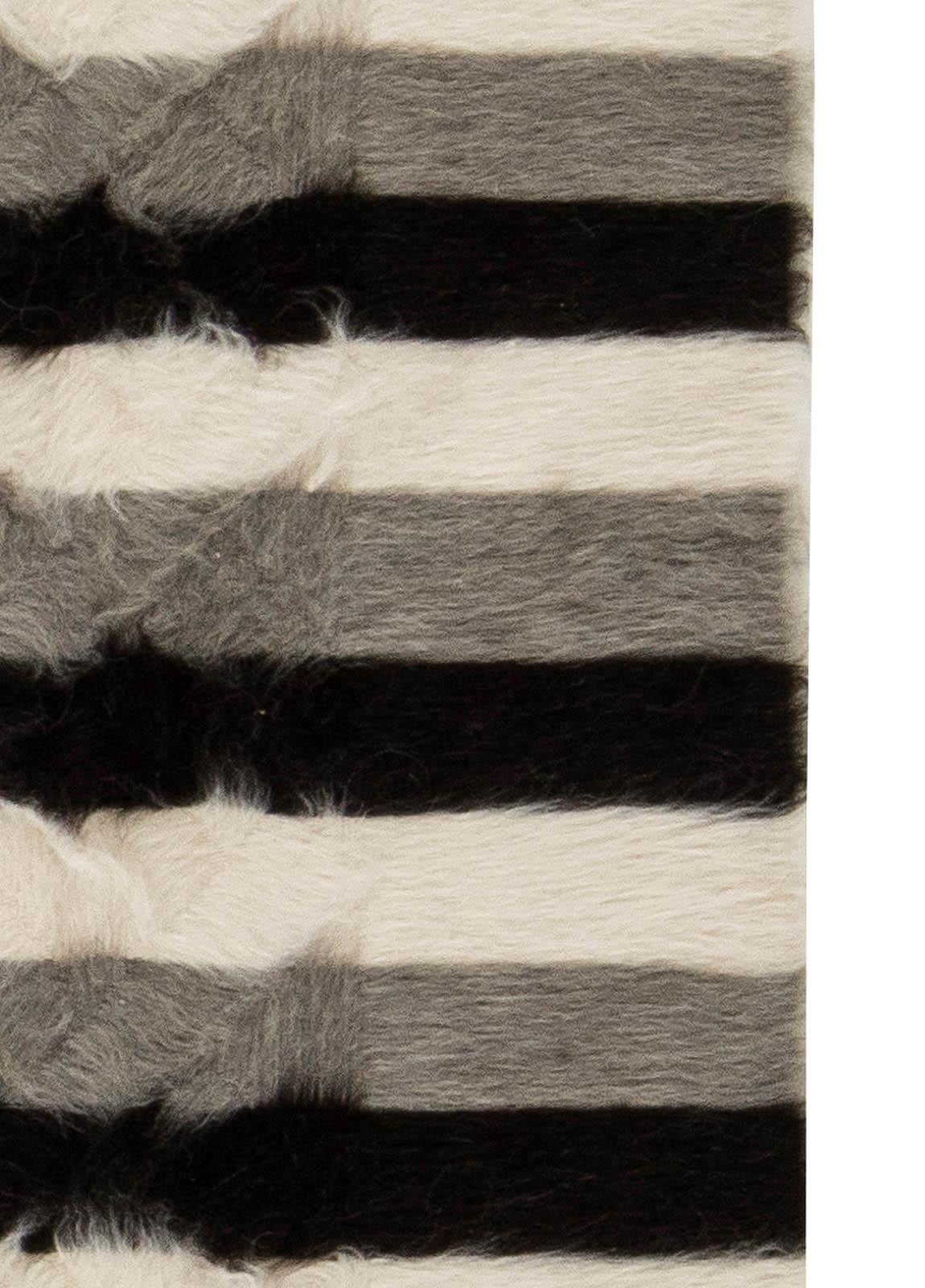 Noué à la main Tapis à rayures en poils de chèvre de la collection Taurus de Doris Leslie Blau en vente