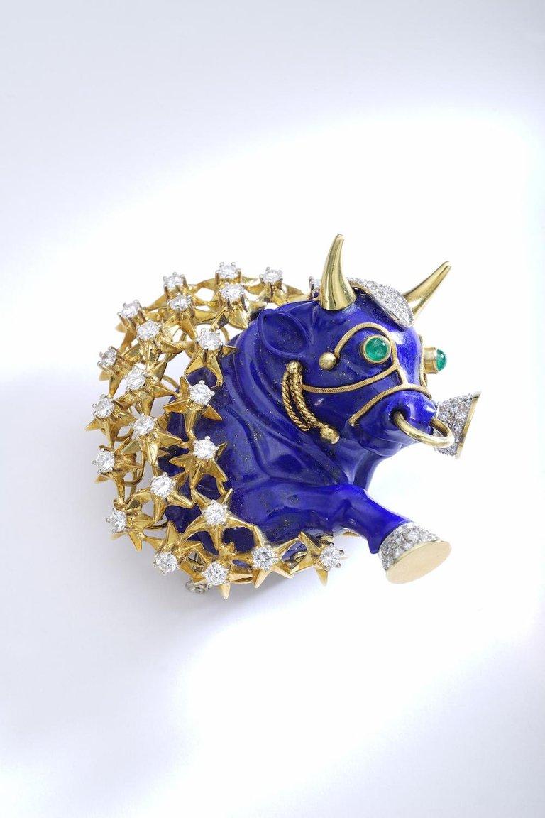Important volume, this Lapis Lazuli Taurus is mounted on Diamond and Gold Brooch Pendant.
Made in Italy.
Circa 1970.