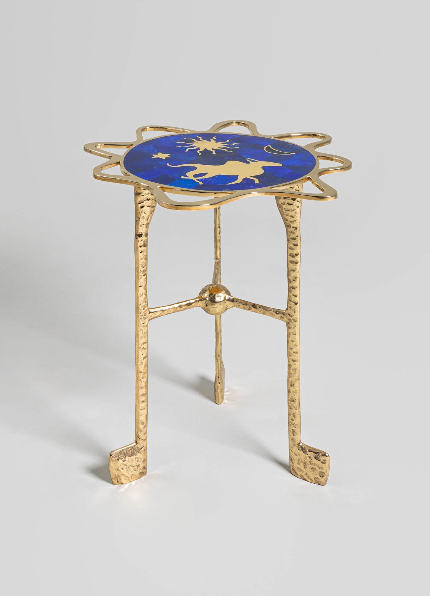 Ramenez l'univers à la maison et voyez ce qui est écrit dans les étoiles. Ces représentations en émail et en laiton illustrent le mysticisme ineffable des mouvements planétaires, qui régit et dicte la vie de millions de personnes à travers l'Inde.