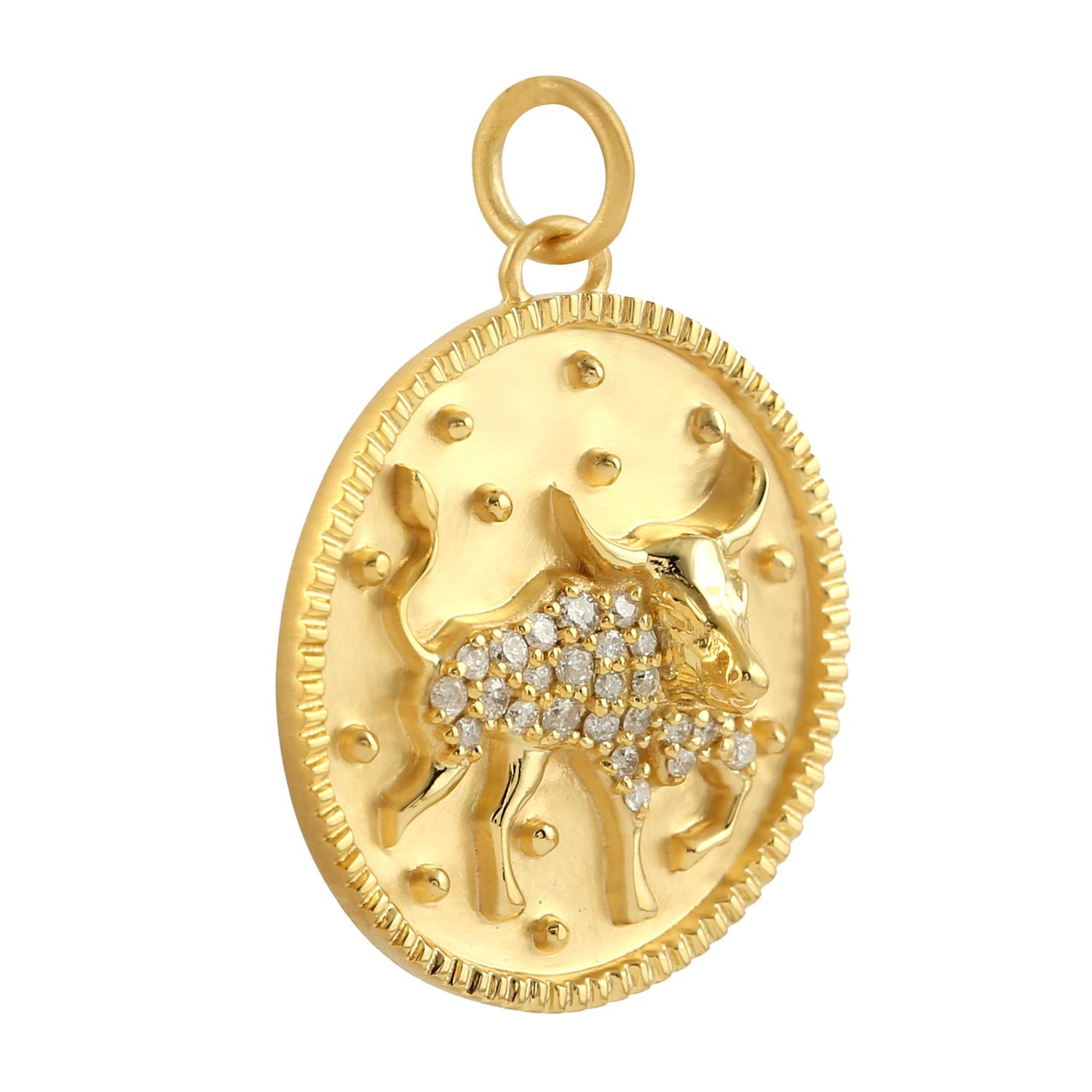 Art déco Pendentif en or jaune 14k avec diamants pavés pour le signe du soleil Taurus en vente