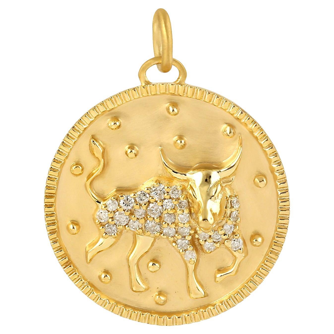 Pendentif en or jaune 14k avec diamants pavés pour le signe du soleil Taurus