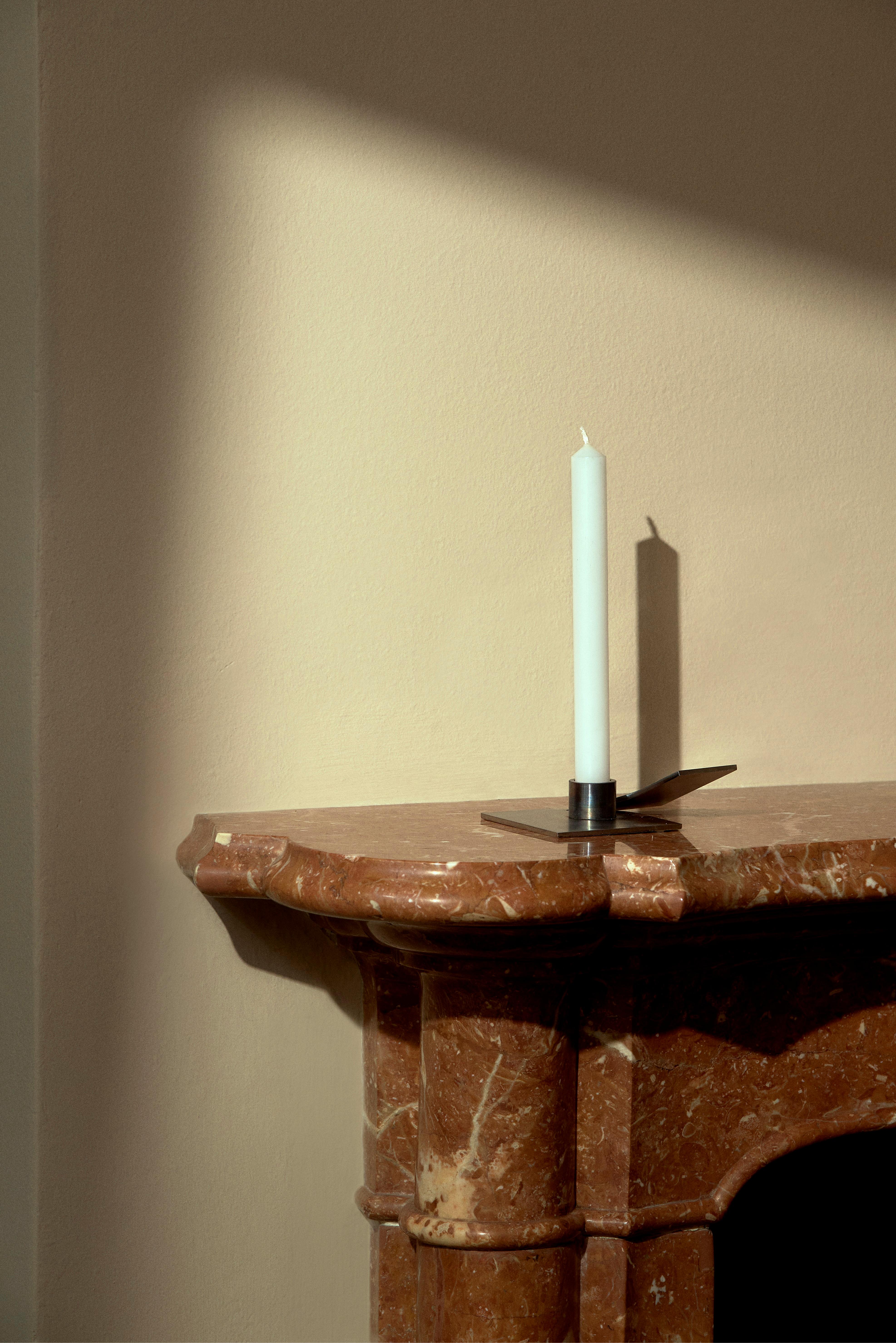 Portacandele Taut di Rampinelli Edizioni
Creato da Odoardo Fioravanti
Dimensioni: D 8,8 x L 11,5 x H 3 cm
Materiali: Metallo.

ODOARDO FIORAVANTI
Taut rappresenta una sintesi del tipo di portacandele: un semplice rettangolo di lamiera è attraversato