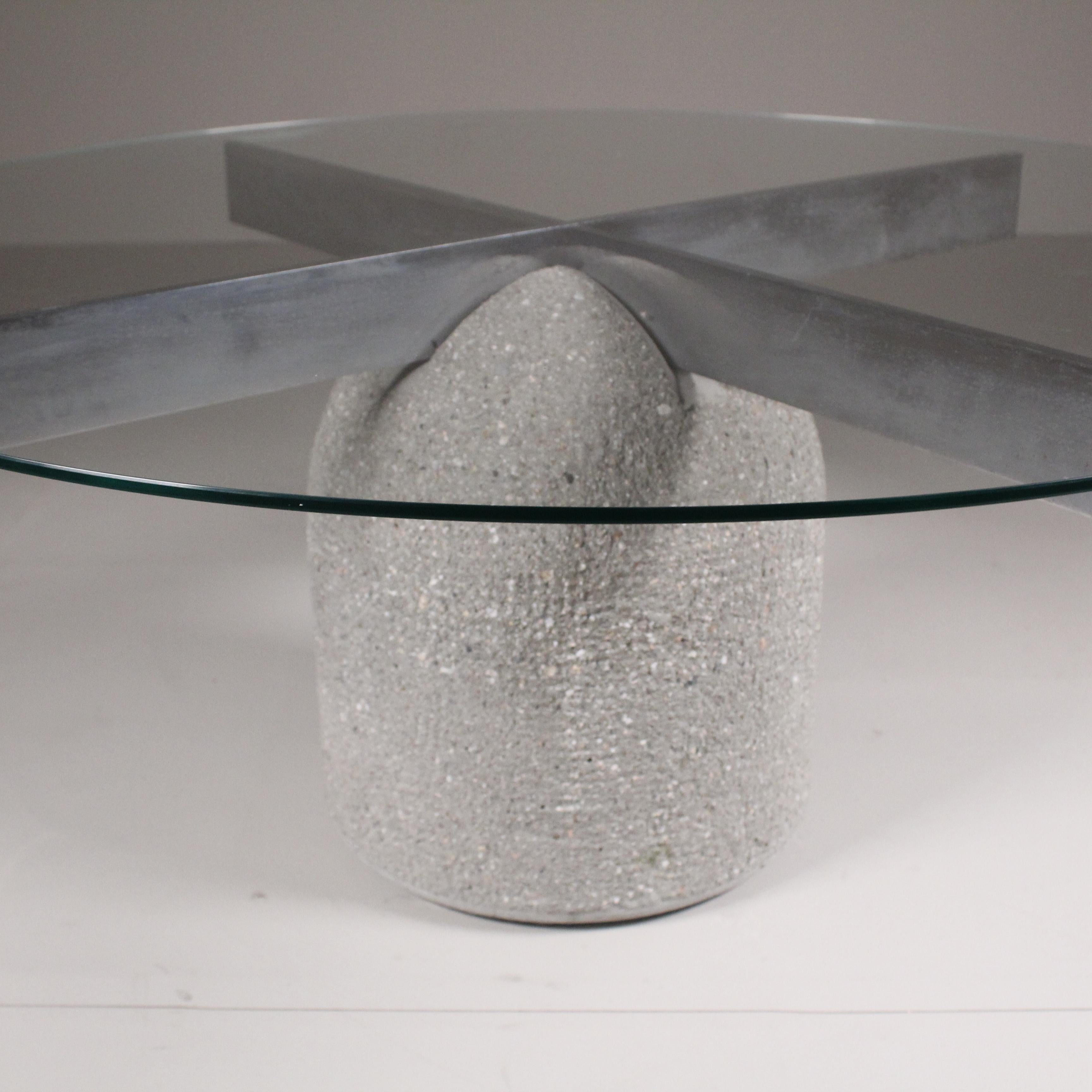 La table Paracarro, conçue par Giovanni Offredi, est un véritable chef-d'œuvre qui allie parfaitement fonctionnalité et esthétique. Avec son design élégant et contemporain, cette table attire l'attention dans n'importe quel environnement. Fabriqué