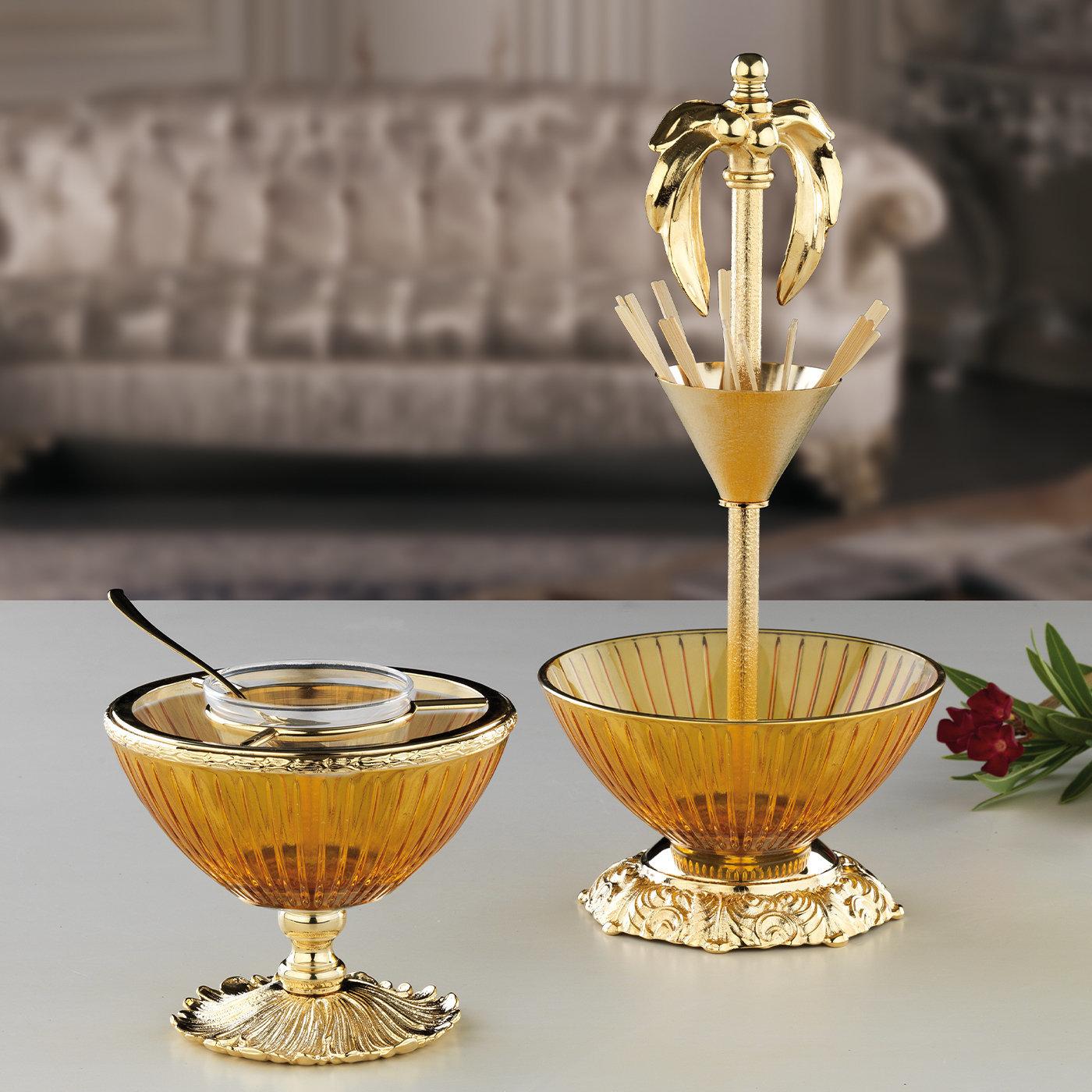 Straordinario pezzo di design, questa caviera aggiungerà un accento opulento a un elegante set da pranzo di ispirazione classica o moderna. Impreziosito da uno splendido motivo verticale inciso che crea una superficie affascinante e scintillante, è