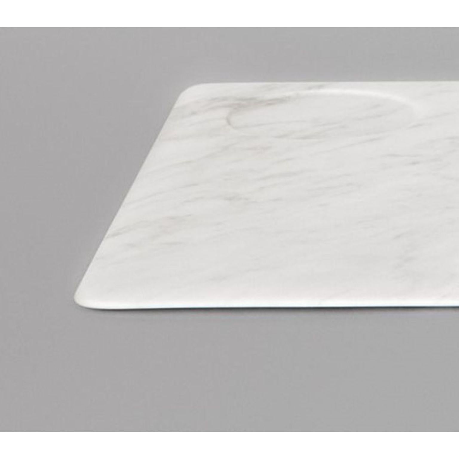 Tavoletta Serviertablett von Studioformart
Total Marble Collection'S
Abmessungen: 46 x 34 x 0,7 cm
MATERIALIEN: Bianco carrara 

Die Geschichte der Marmorschnitzerei verliert sich in der Zeit; sie führt uns in einem Atemzug zurück ins IV.