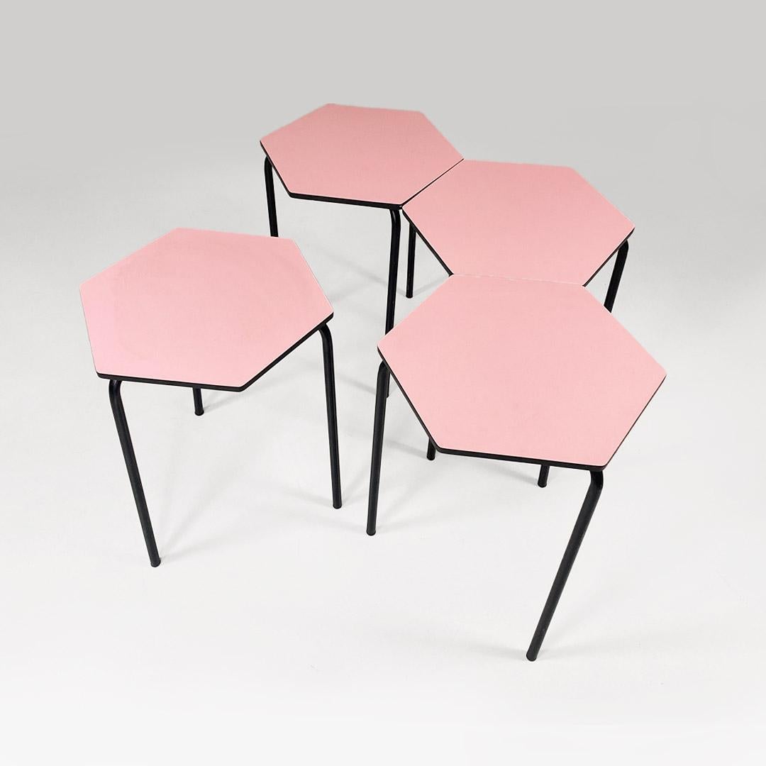 Set di quattro tavoli da bar, di forma esagonale, con piano in formica rosa, bordino nero e zampe in tubolare di metallo.
Adatti ad essere utilizzato anche come piccolo tavolo da pranzo.
1960 ca.
Perfette condizioni, infatti sono stati restaurati