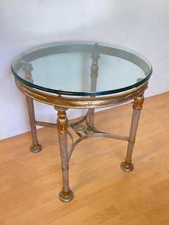 Mesas de salón con tapa de cristal y base de bronce dorado y plateado