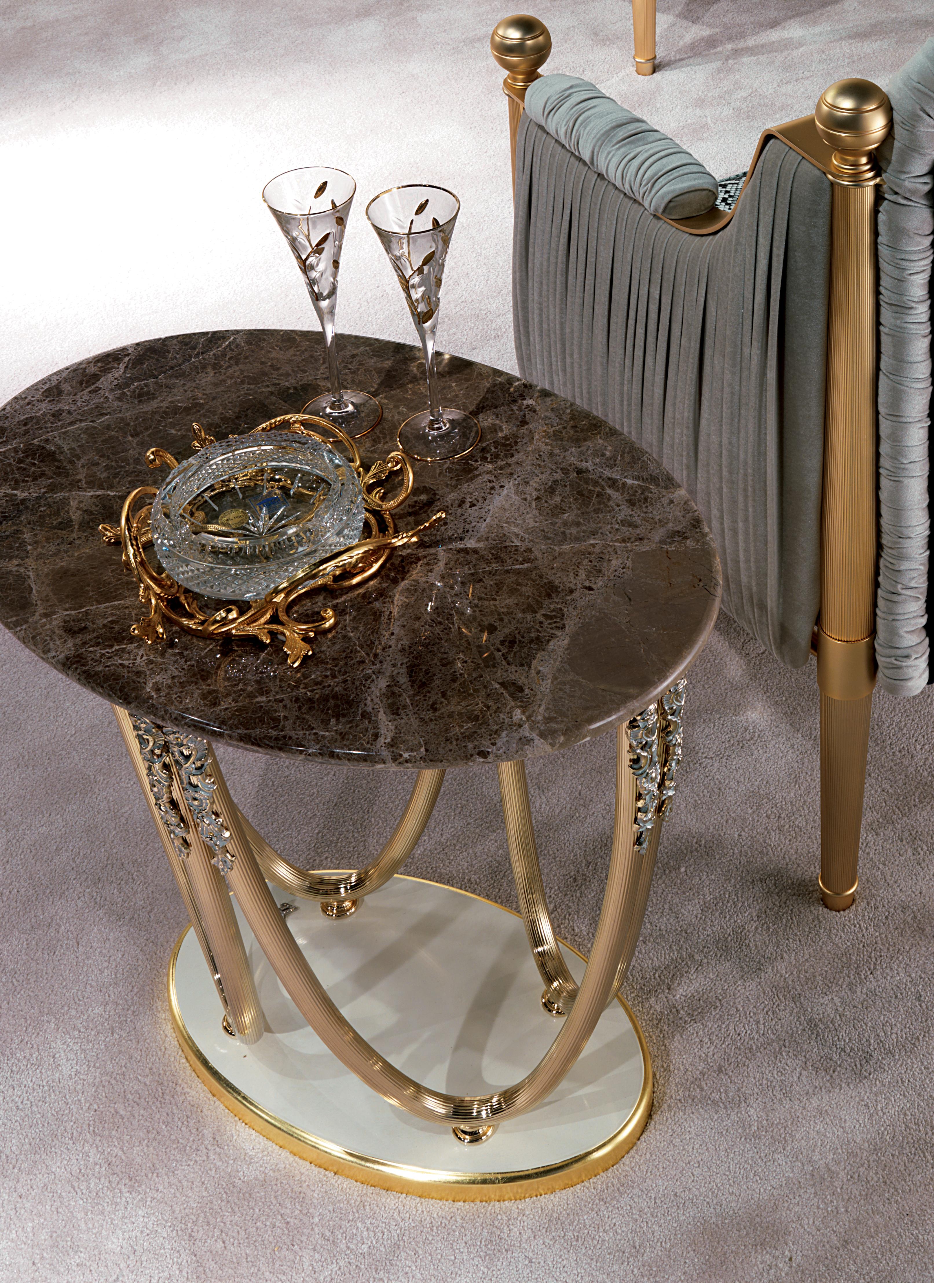 Italian Tavolin olaterale con top in marmo, base in legno e struttura in metallo AQ175 in vendita