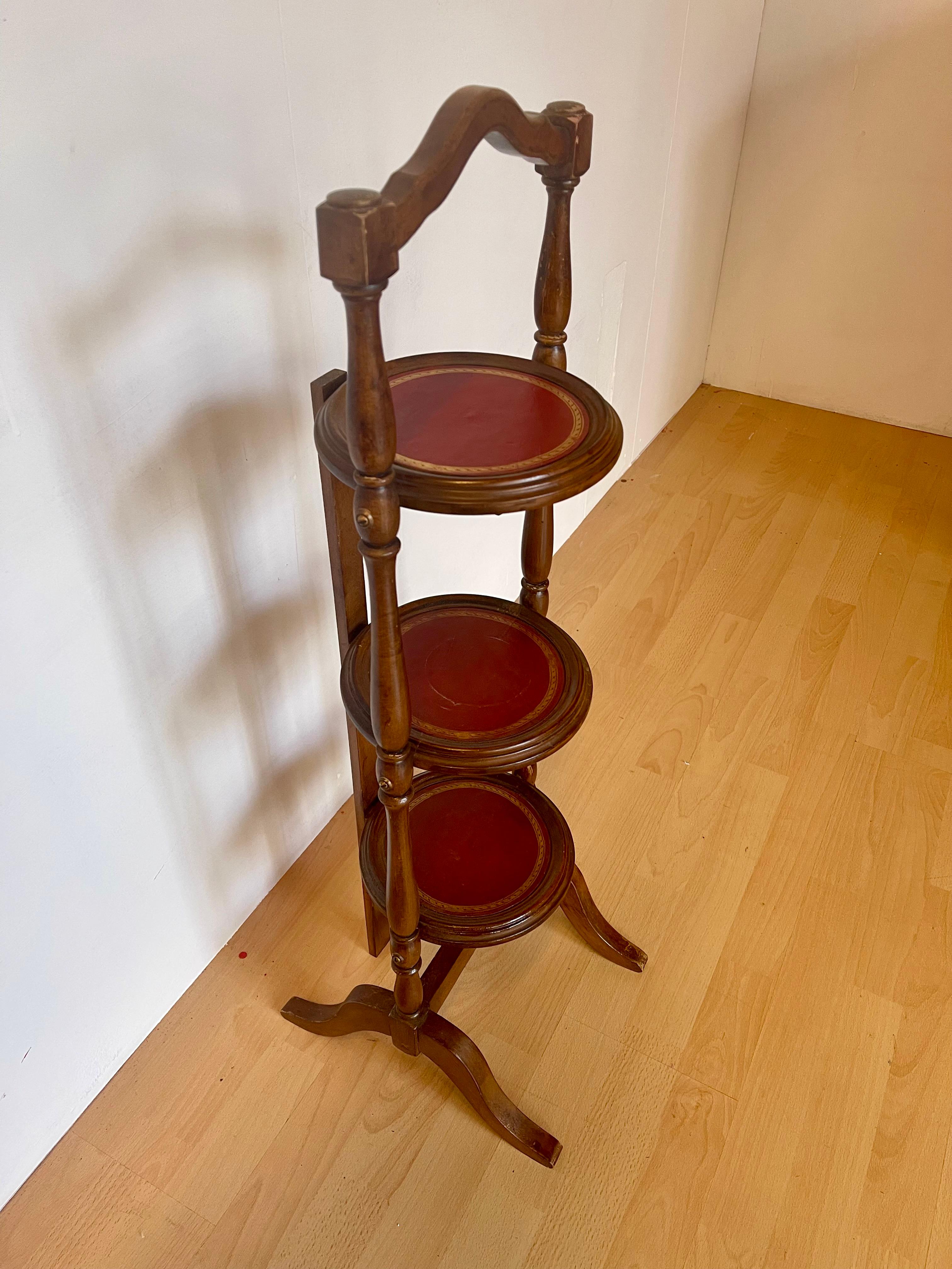 Colonial américain Table basse pliante à trois niveaux en bois teinté noyer en vente