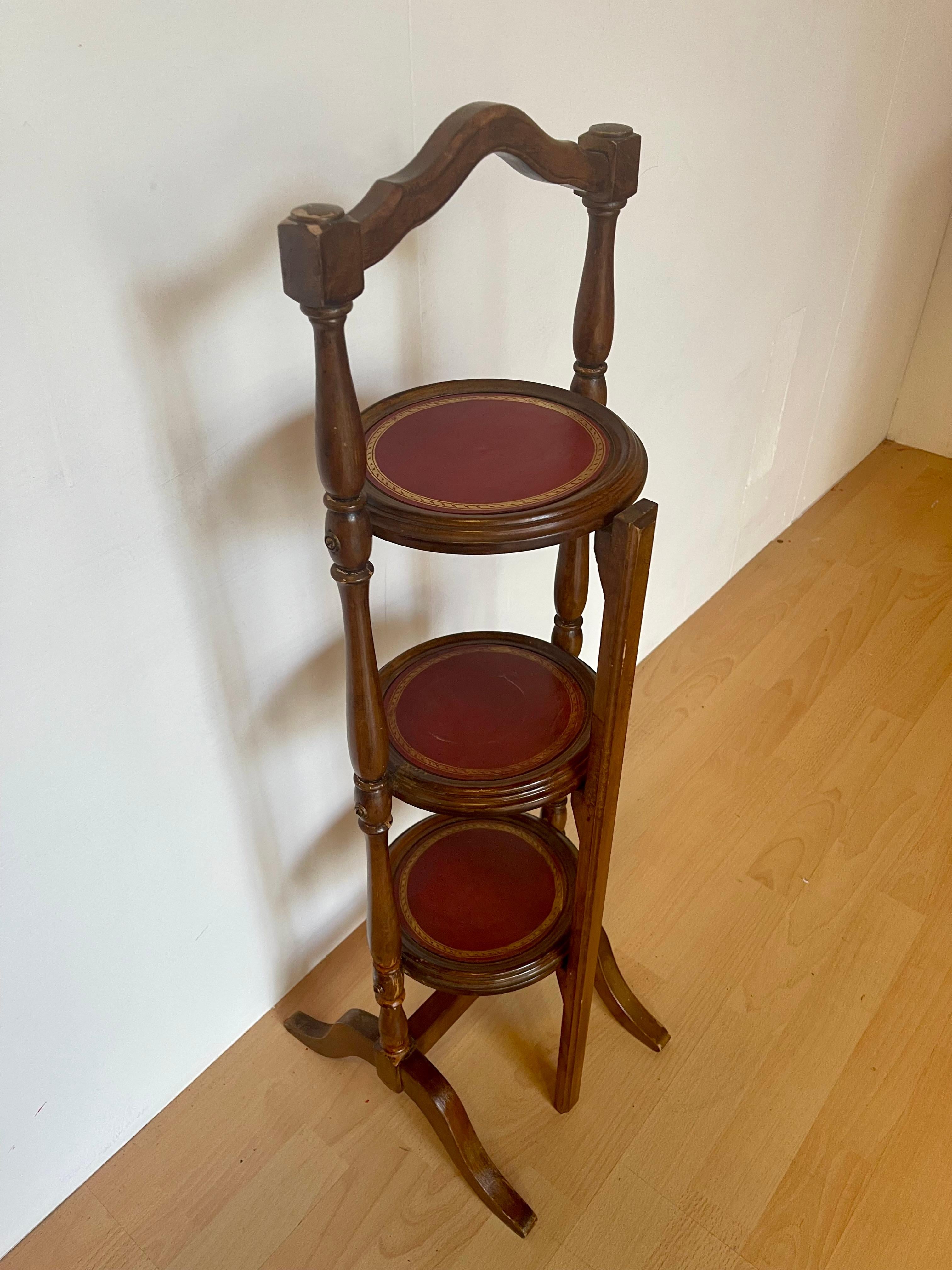 Mid-20th Century Table basse pliante à trois niveaux en bois teinté noyer en vente