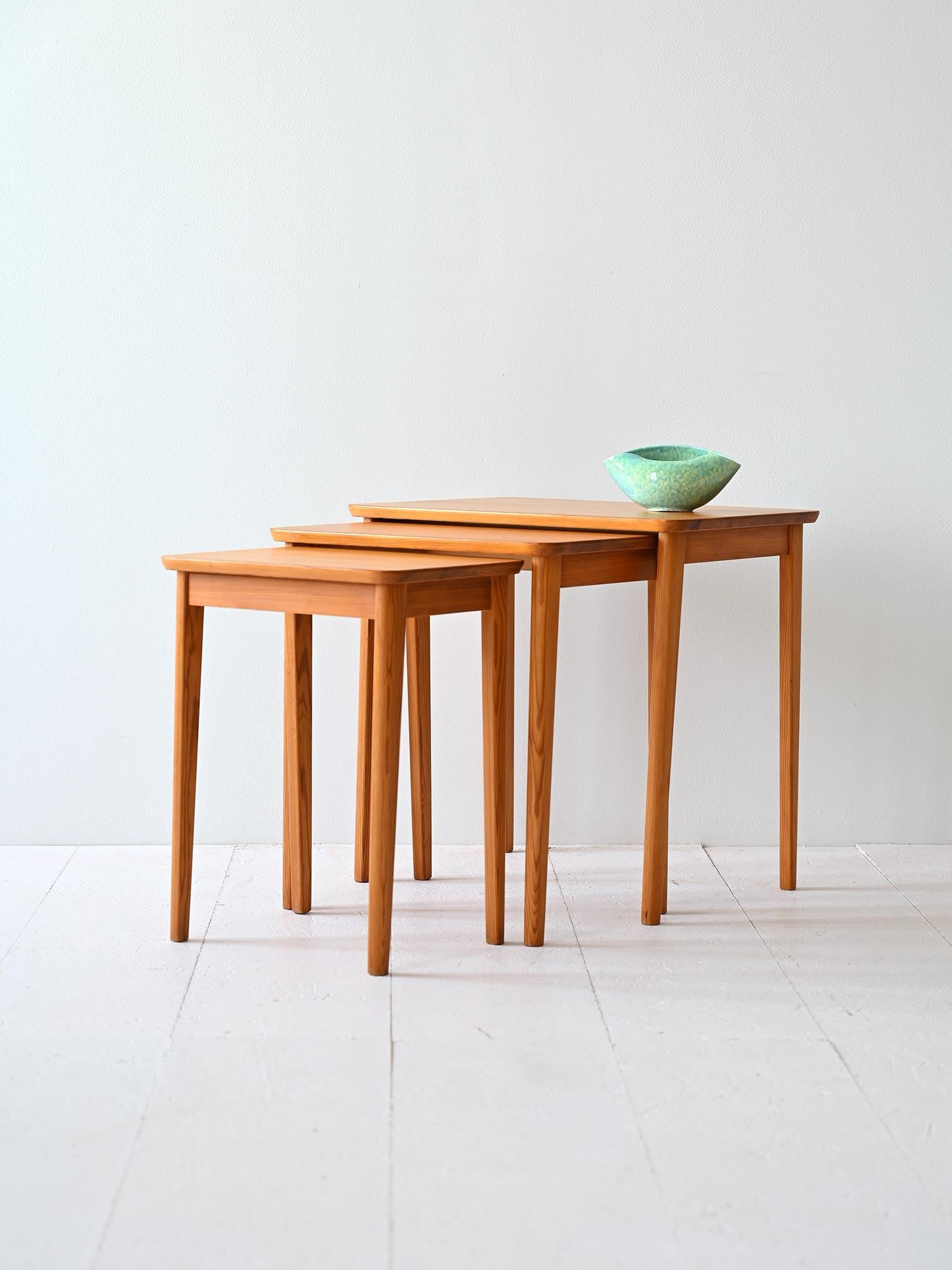 Set originale scandinavo di tre tavolini a incastro. Ognuno presenta un piano rettangolare e gambe rastremate. Ideali anche da utilizzare come comodino.

L'insieme dei tre tavolini a nido consente di disporli in modo versatile, adattandosi alle
