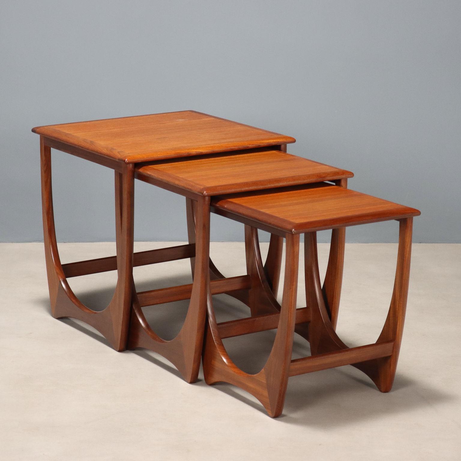 Tris di tavolini a nido in legno di teak restaurati nei nostri laboratori.