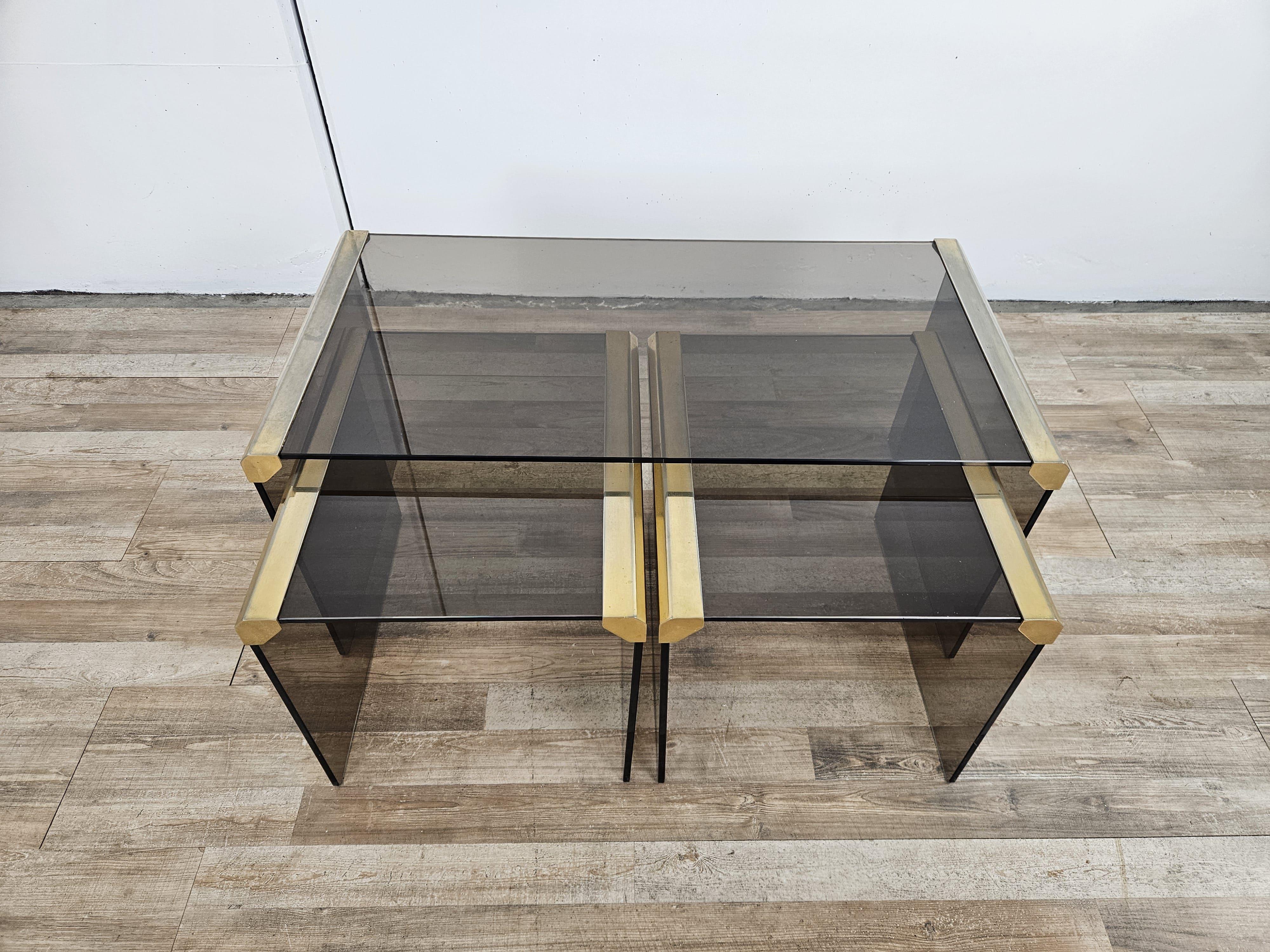 Drei ineinander greifende Tische aus Rauchglas mit Messingkanten und Spiegeln im Inneren.

Großer Couchtisch: B80.5cm T40.5cm H37cm
Kleine Tische: B35,5cm T40,5cm H34cm

Italienisches Design der 1970er Jahre von Pierangelo Gallotti für Gallotti und