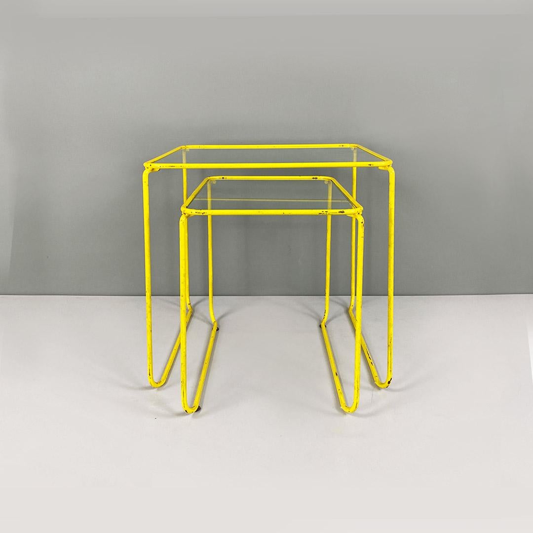 Enameled Tavolini con struttura in tondino di metallo giallo e piano in vetro, 1970 ca. For Sale