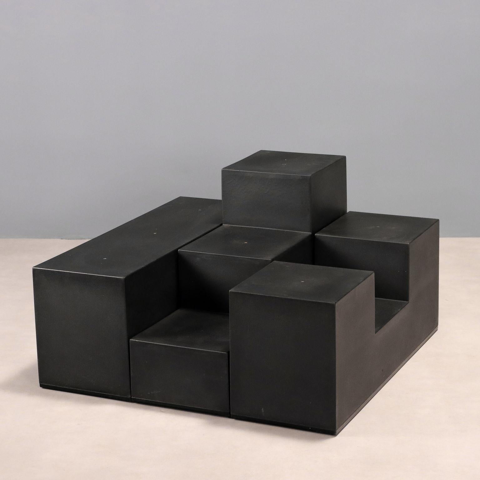 Set di 3 tavolini modulari in materiale plastico (utilizzabili anche come sedute). Prodotti a partire dagli anni '70 e solitamente accompagnati alle iconiche sedute Camaleonda, sempre disegnate da Mario Bellini, si presentano in buone condizioni